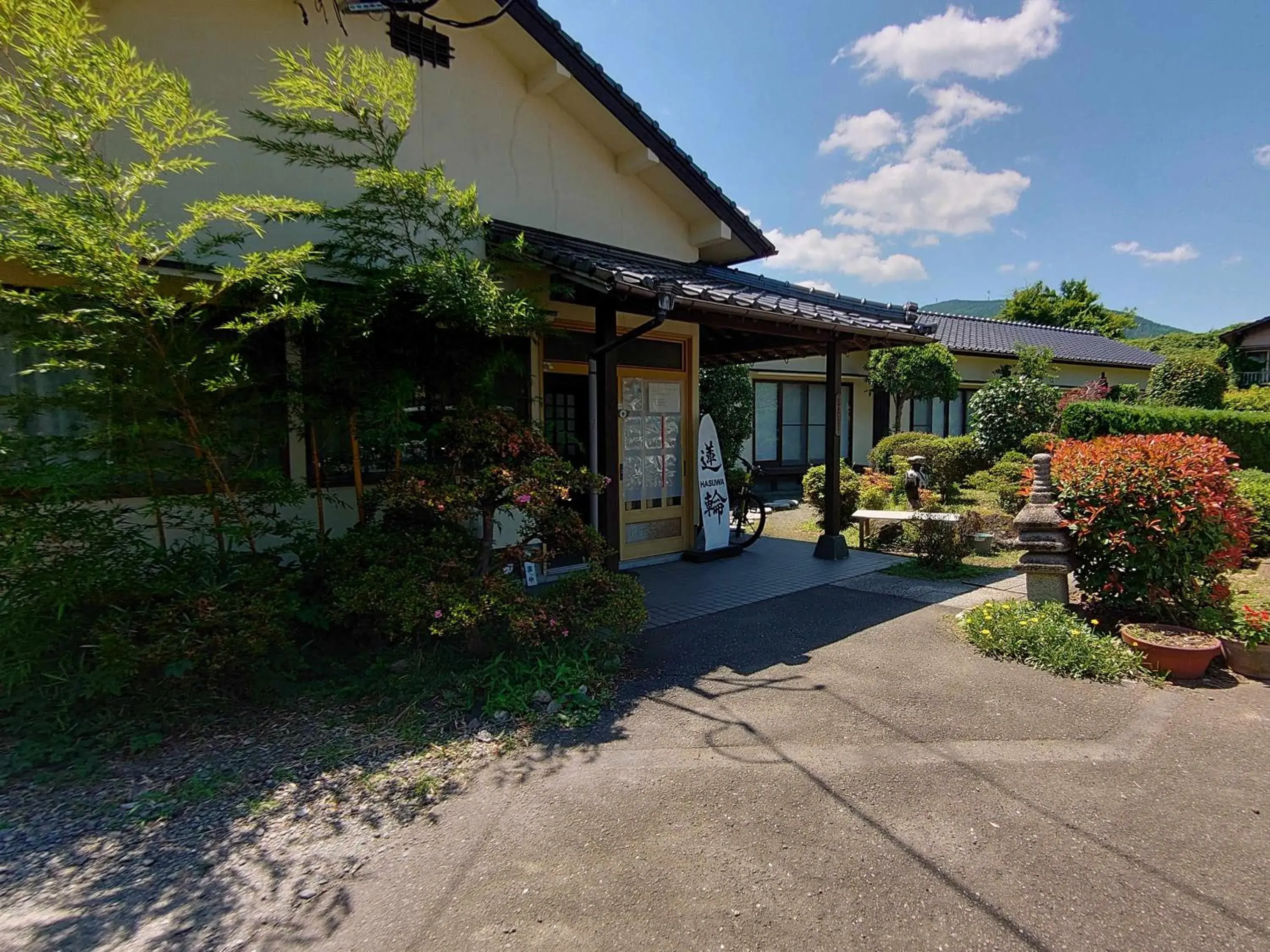 Facade/entrance in Yufuin Onsen Hasuwa Inn Facade/entrance in Yufuin Onsen Hasuwa Inn
