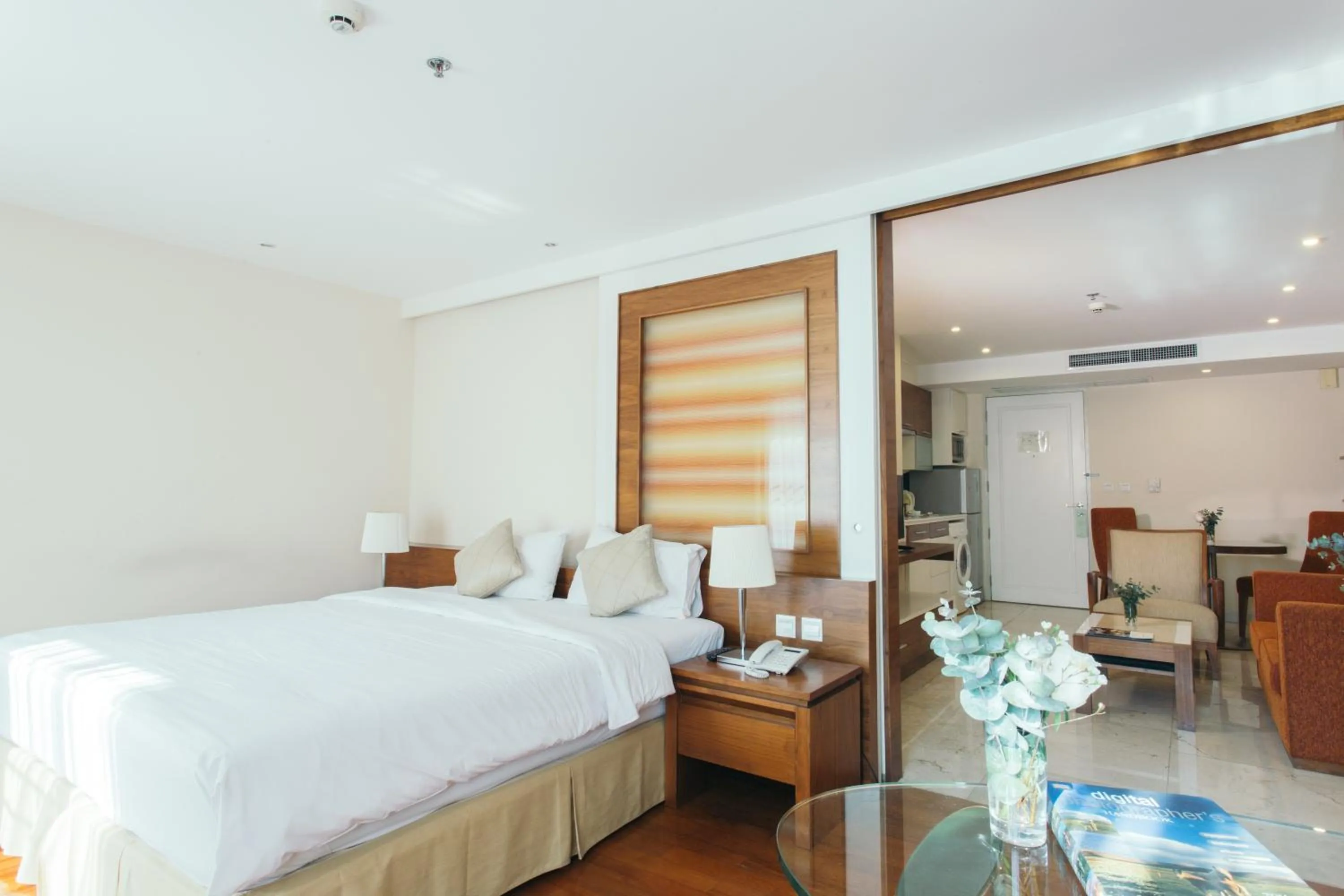 Living room, Bed in Thomson Residence Hotel