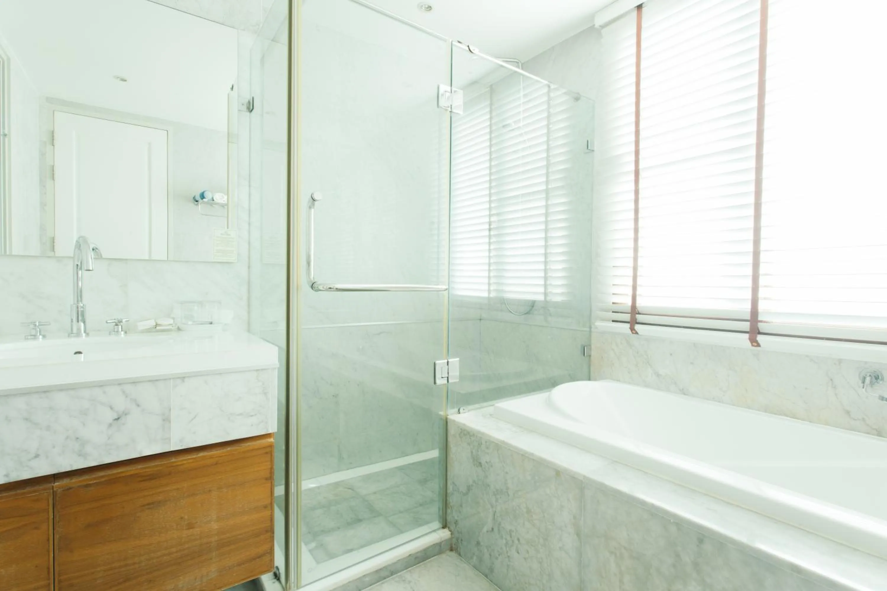 Toilet in Thomson Residence Hotel