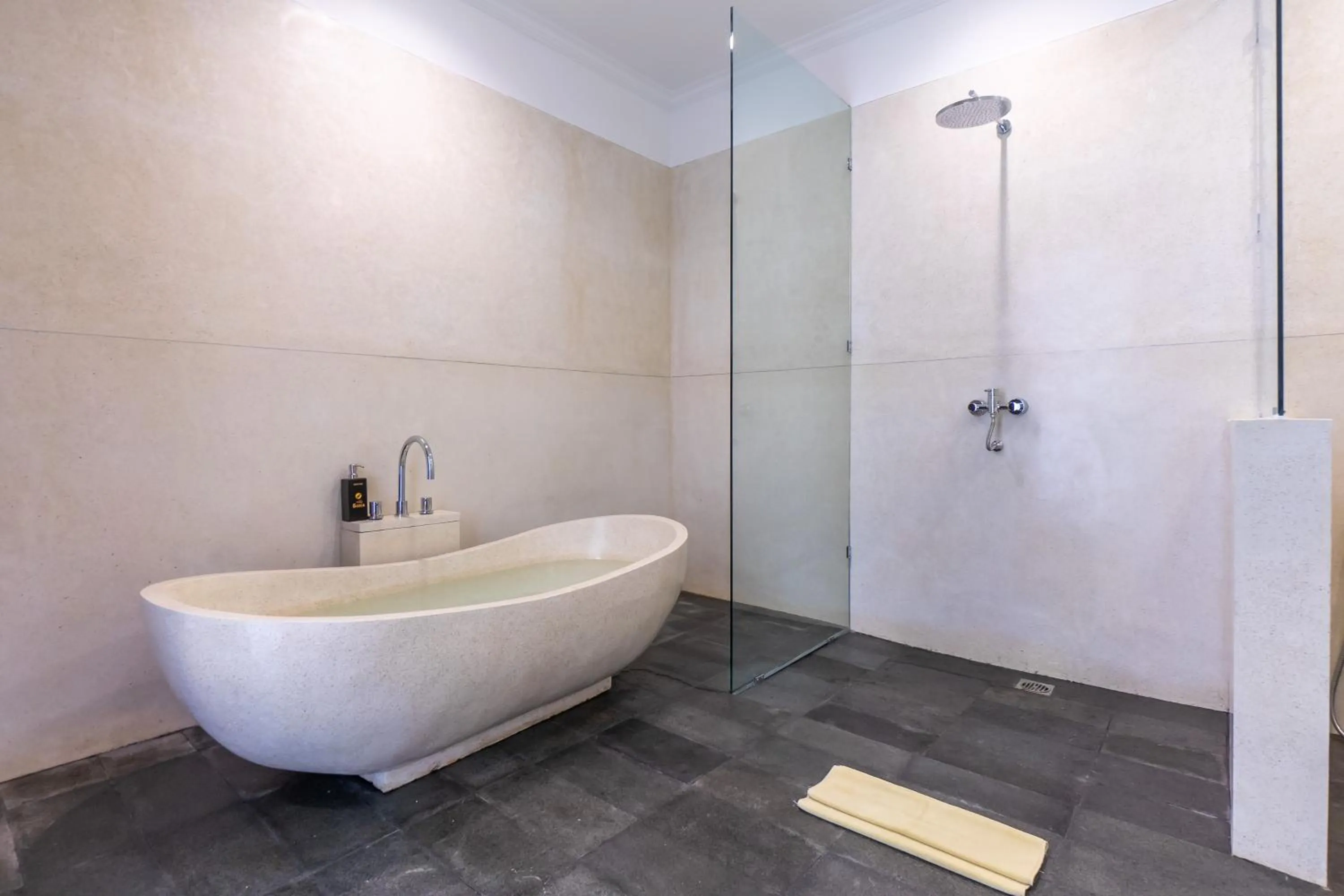 Shower in Villa Sonia Bisma