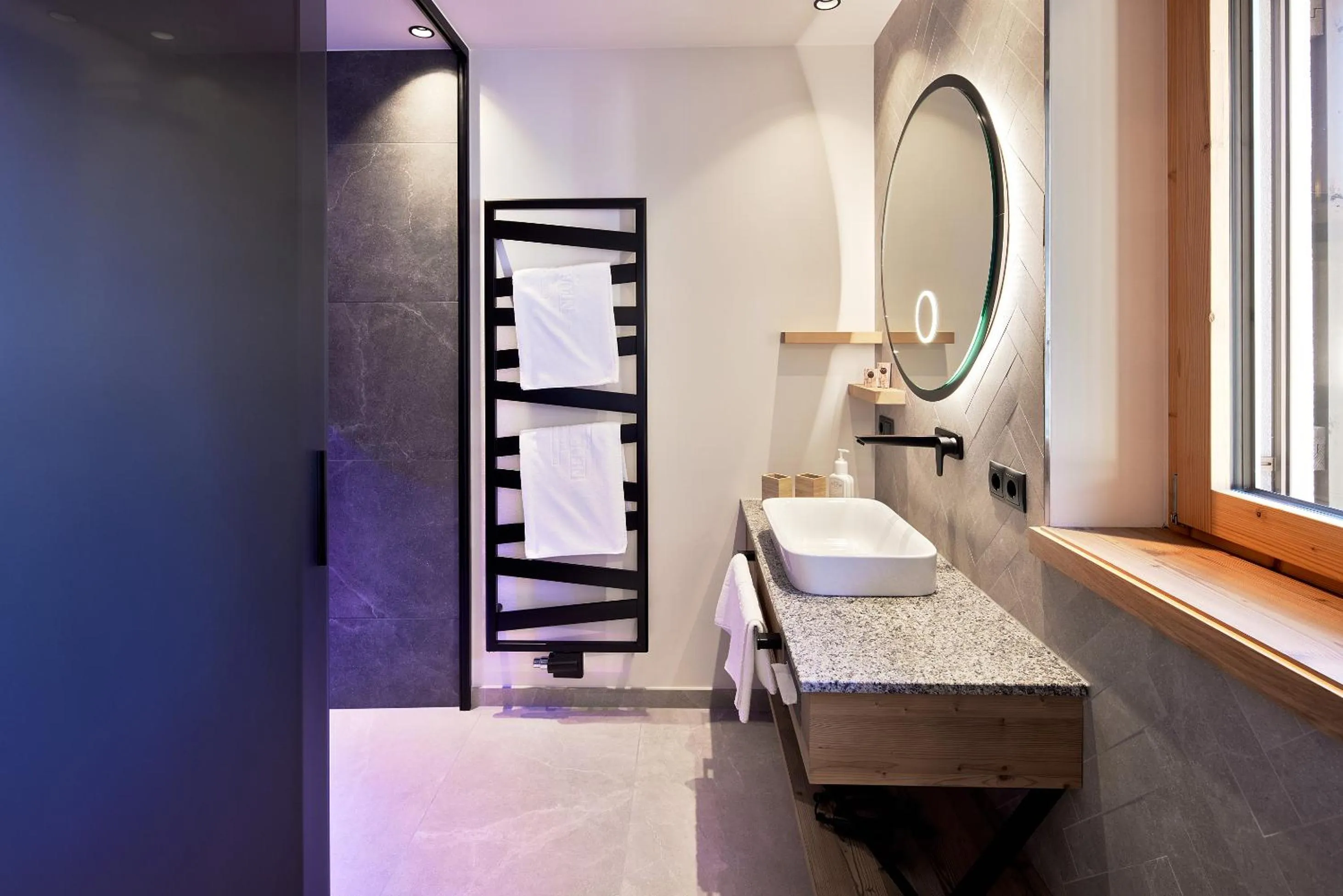 Shower in Hotel Neue Post