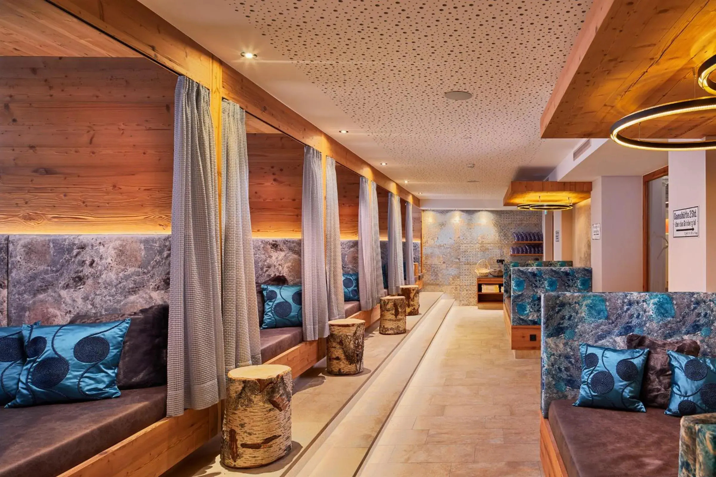 Swimming pool in Hotel Neue Post Swimming pool in Hotel Neue Post