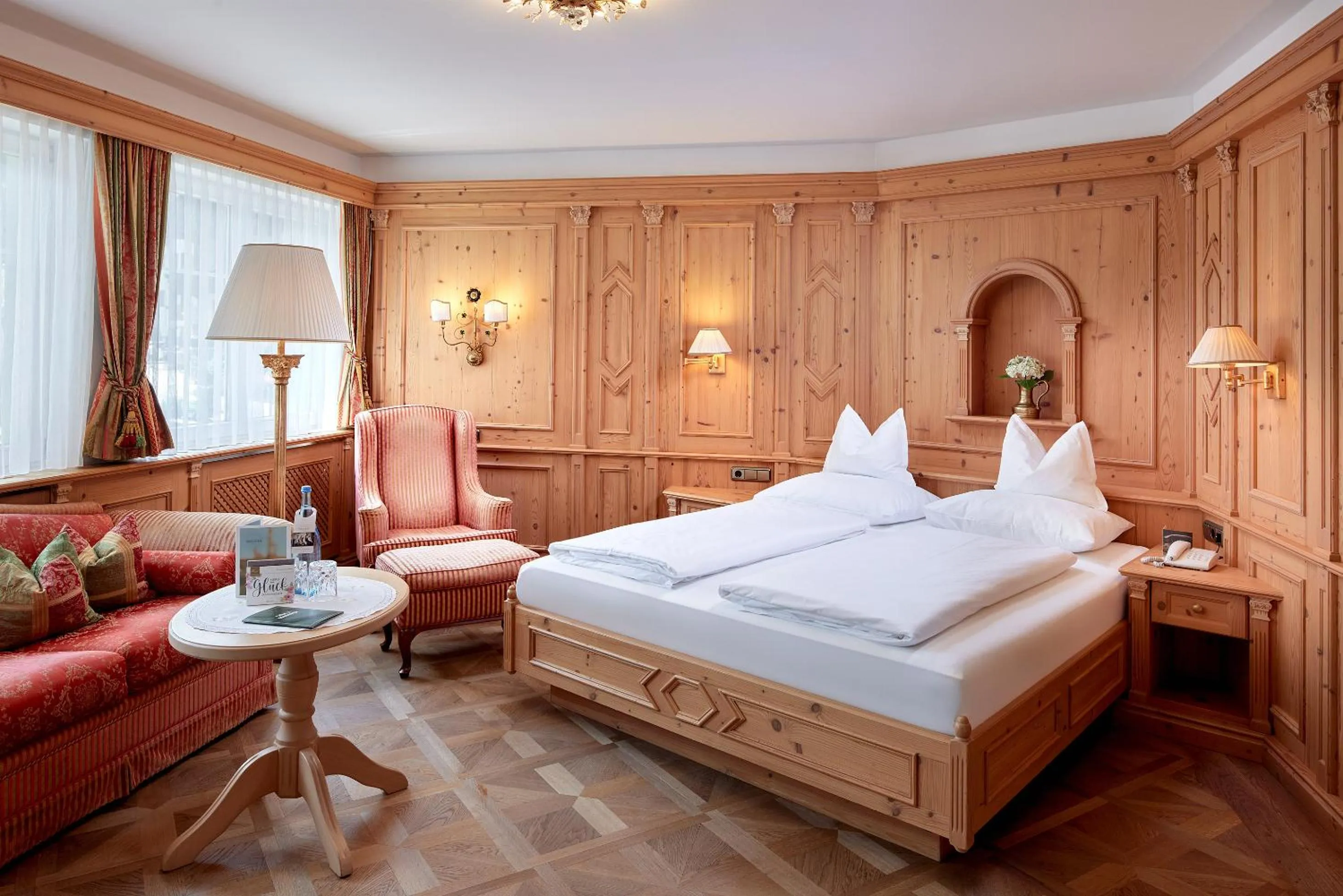 Photo of the whole room, Bed in Hotel Neue Post