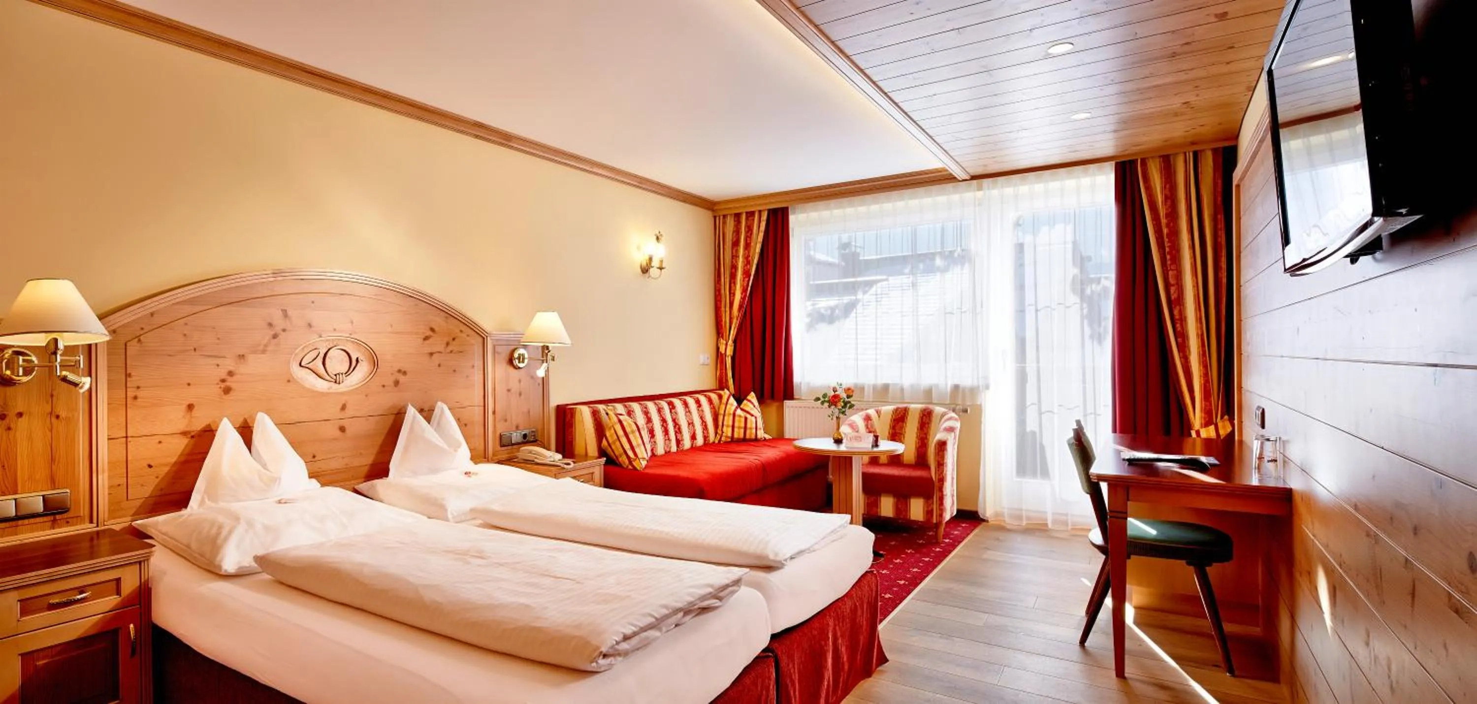 Photo of the whole room, Bed in Hotel Neue Post