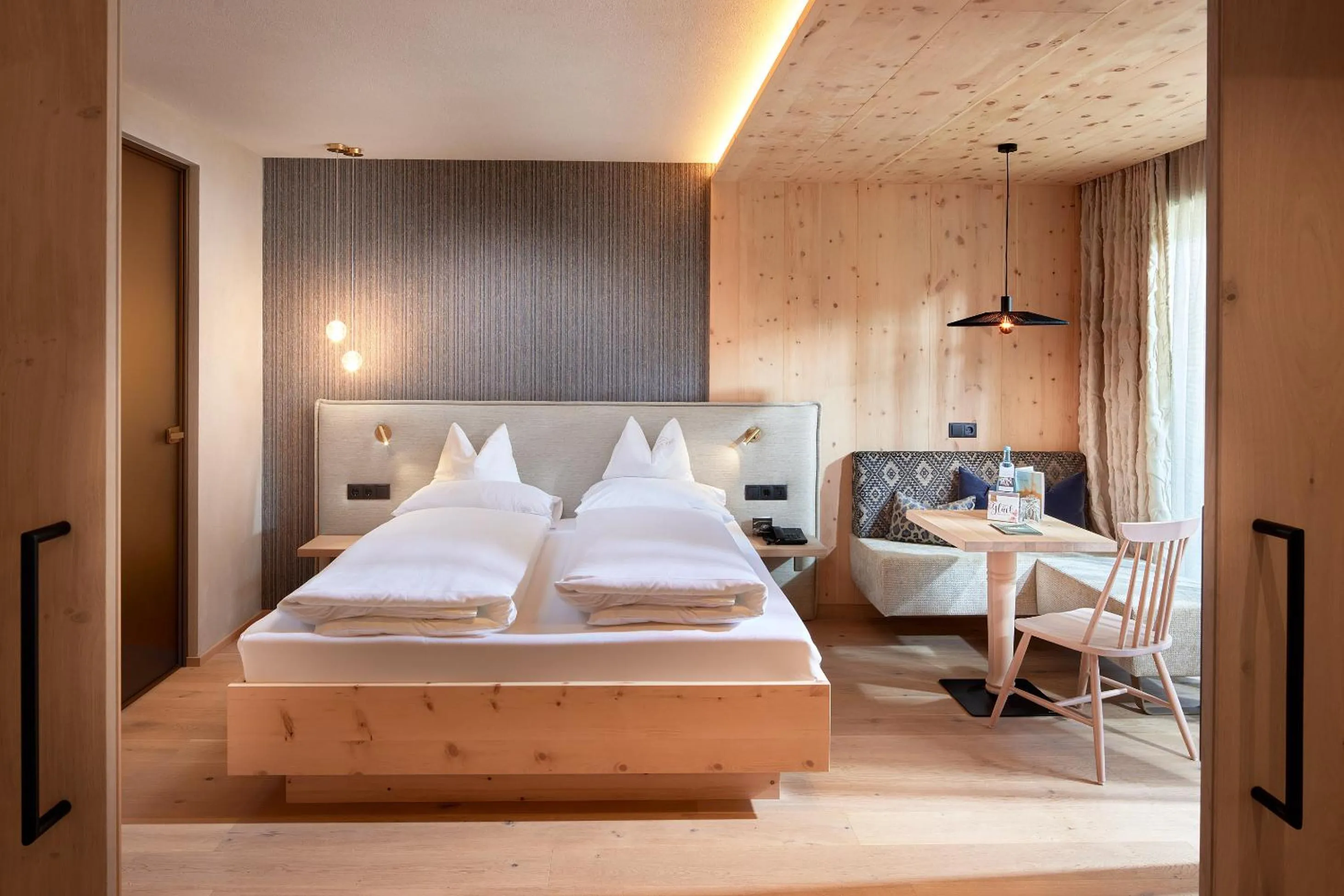 Bedroom, Bed in Hotel Neue Post