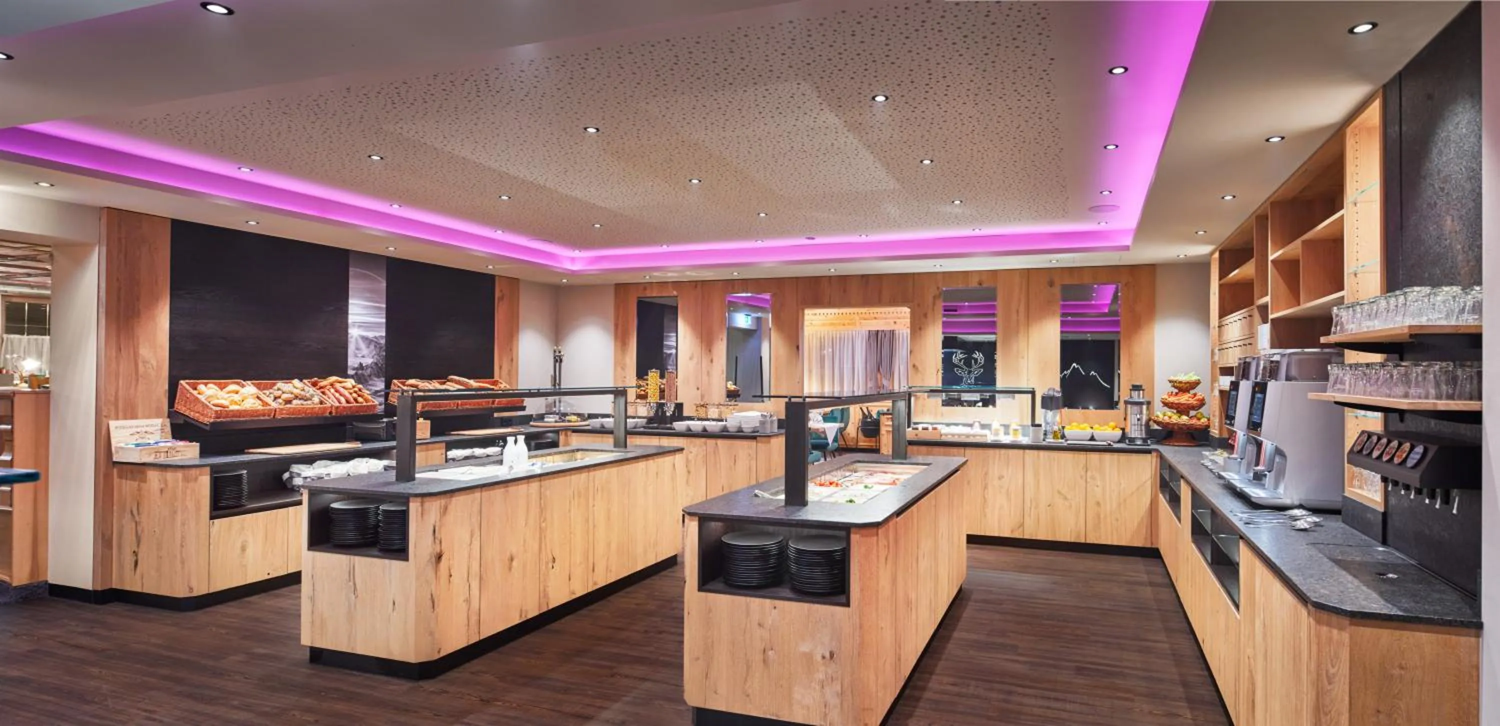 Buffet breakfast in Hotel Neue Post