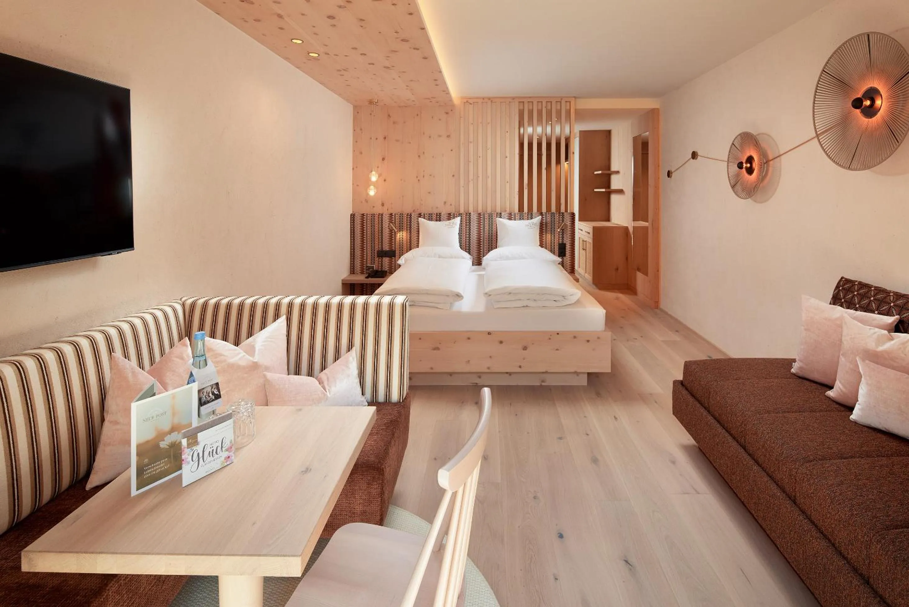 Photo of the whole room, Bed in Hotel Neue Post