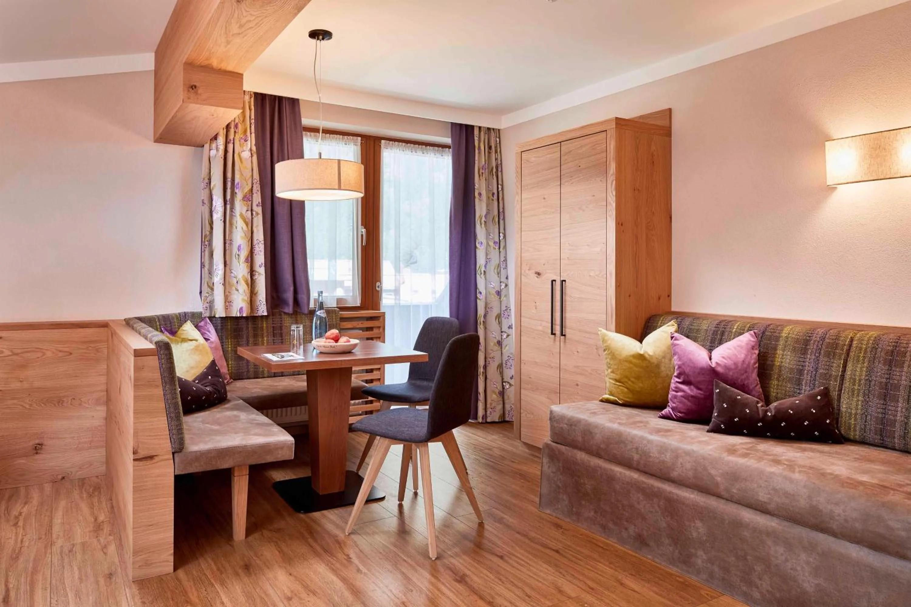 Photo of the whole room in Hotel Neue Post