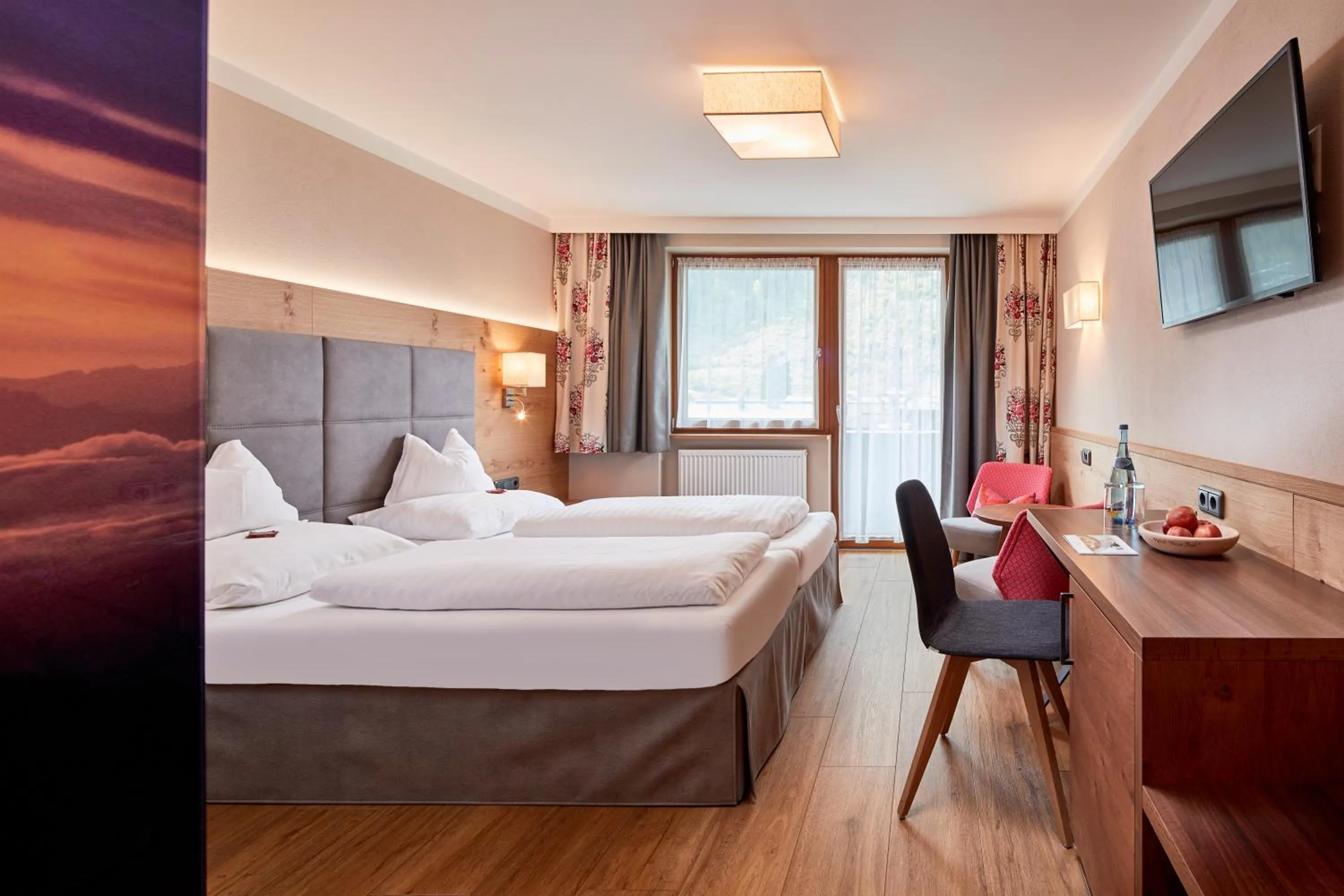 Photo of the whole room, Bed in Hotel Neue Post