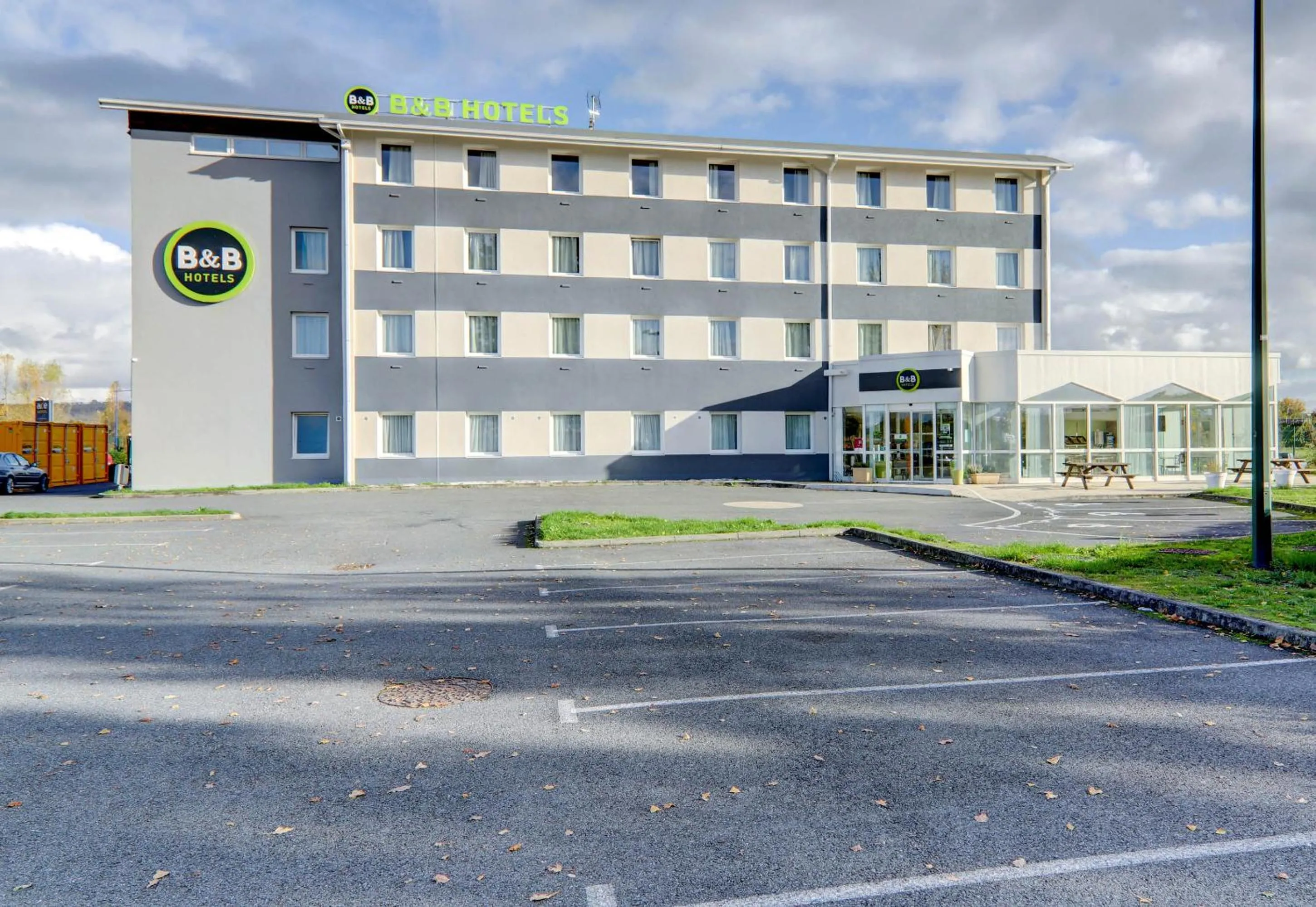 Property building in B&B HOTEL Montluçon Saint-Victor