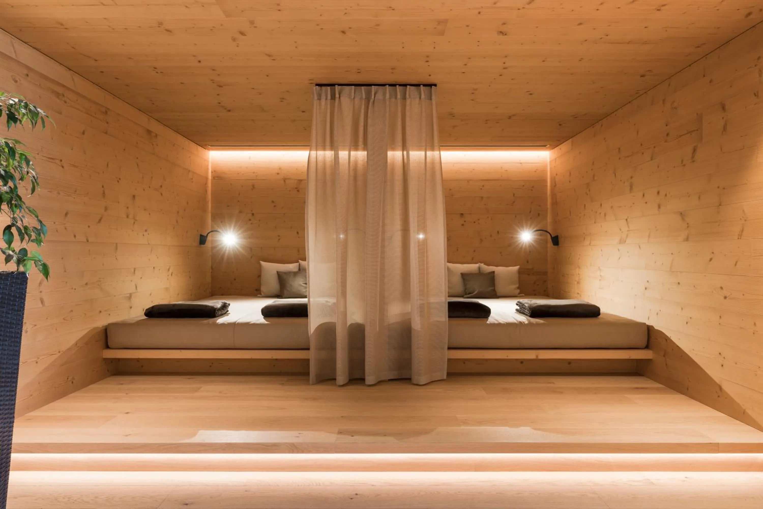 Swimming pool, Bed in Hotel Kiendl