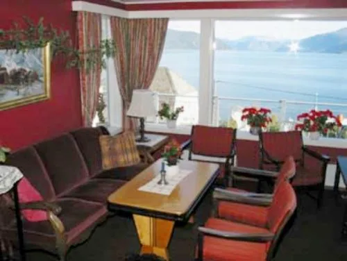 Communal lounge/ TV room in Midtnes Hotel