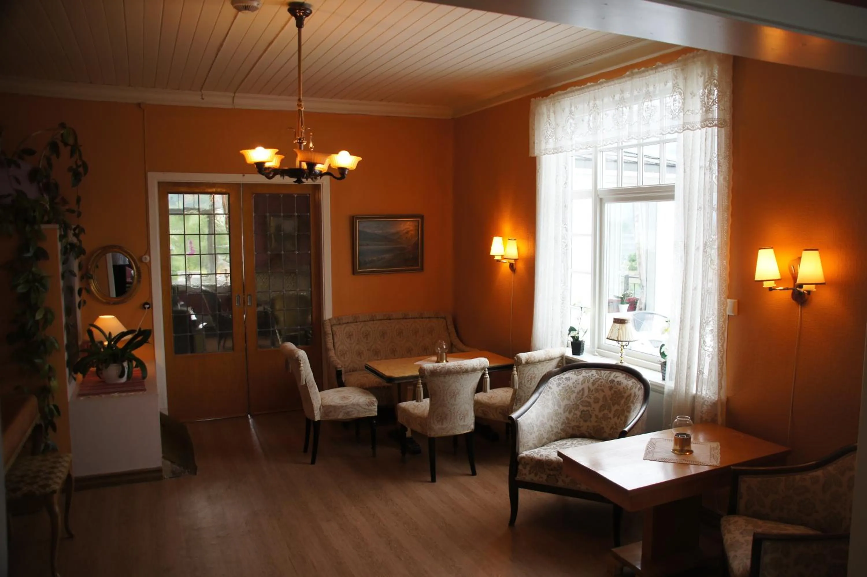 Communal lounge/ TV room in Midtnes Hotel