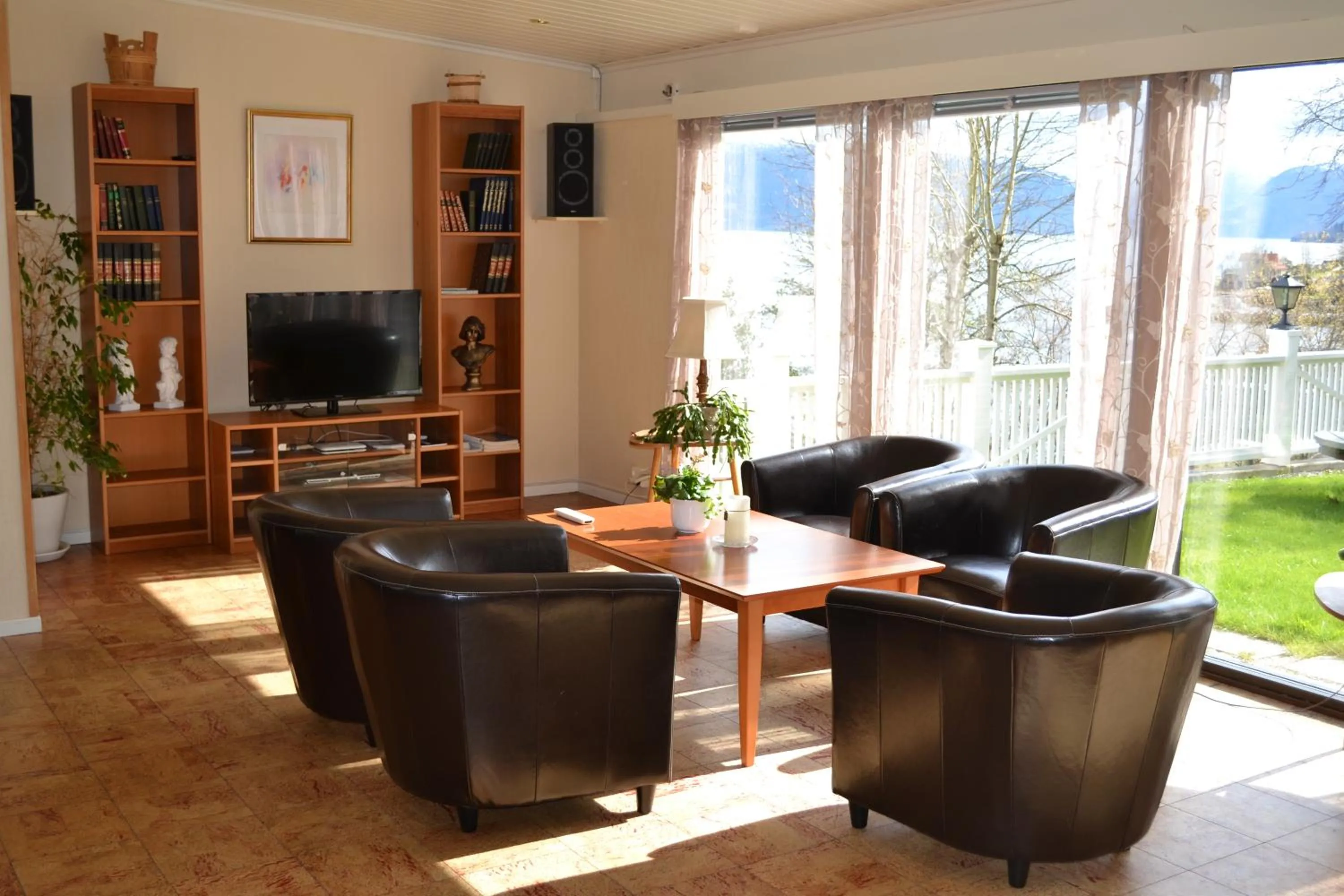 Communal lounge/ TV room in Midtnes Hotel