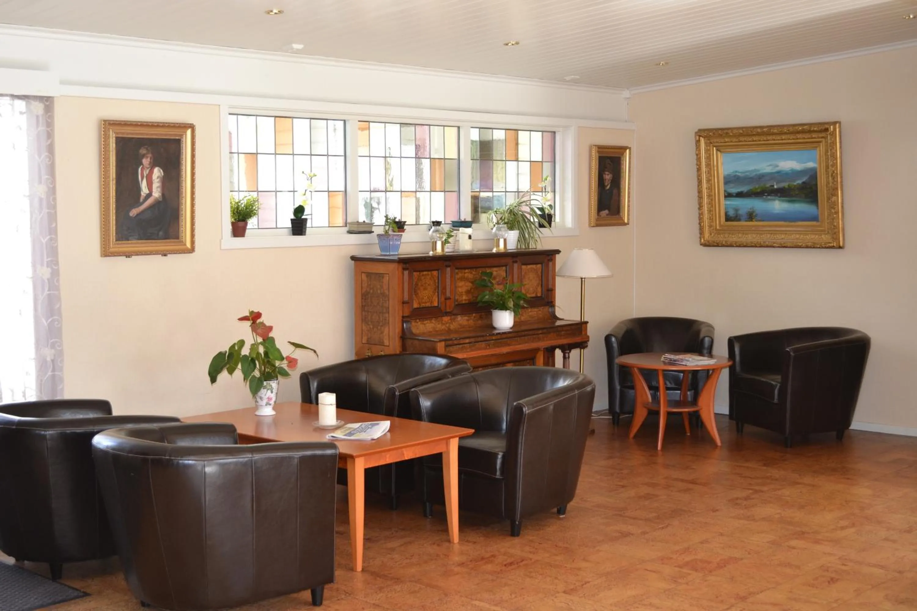 Communal lounge/ TV room in Midtnes Hotel