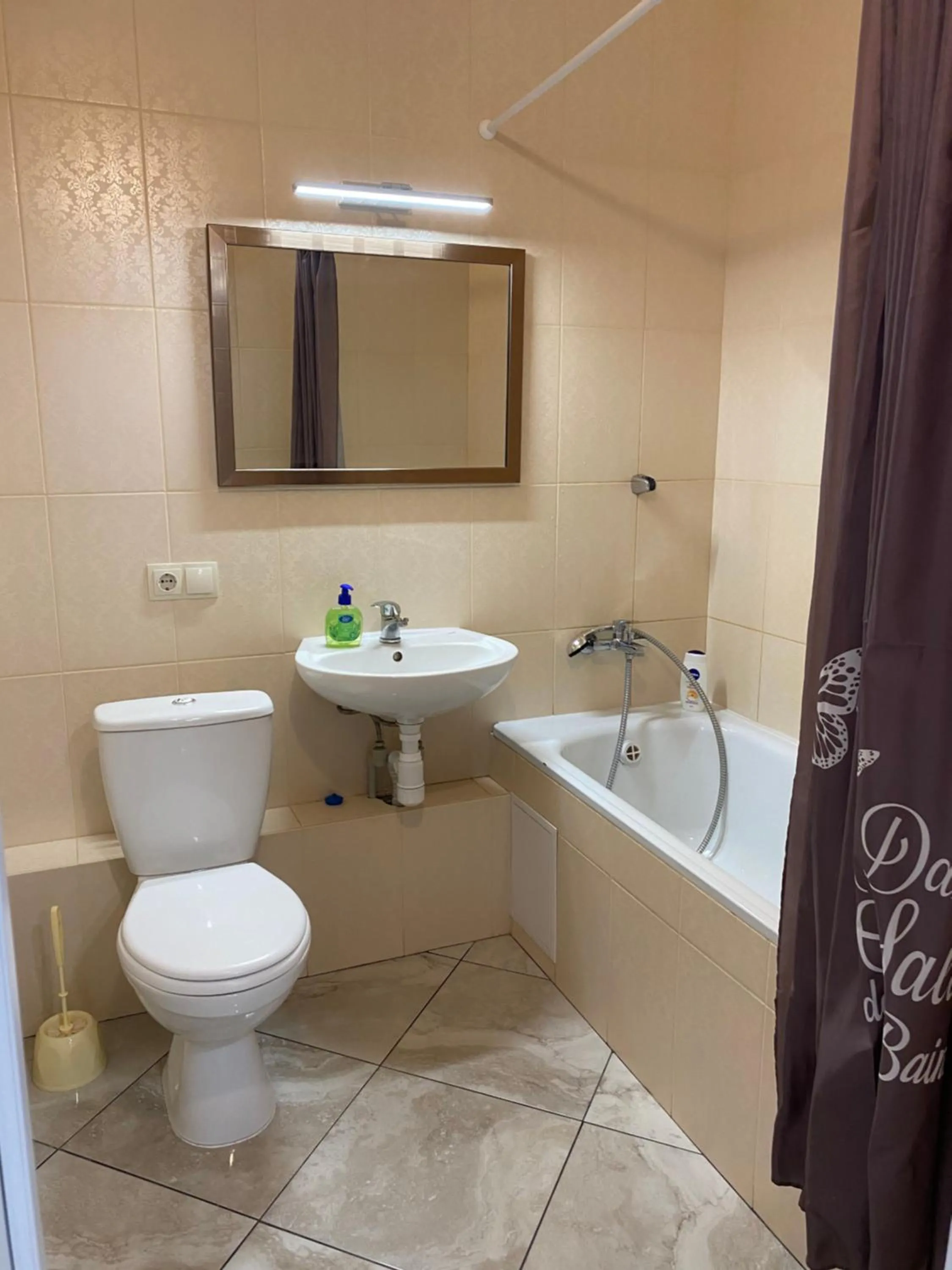 Cozy Apartment on Gmyri 12b near metro Poznyaki