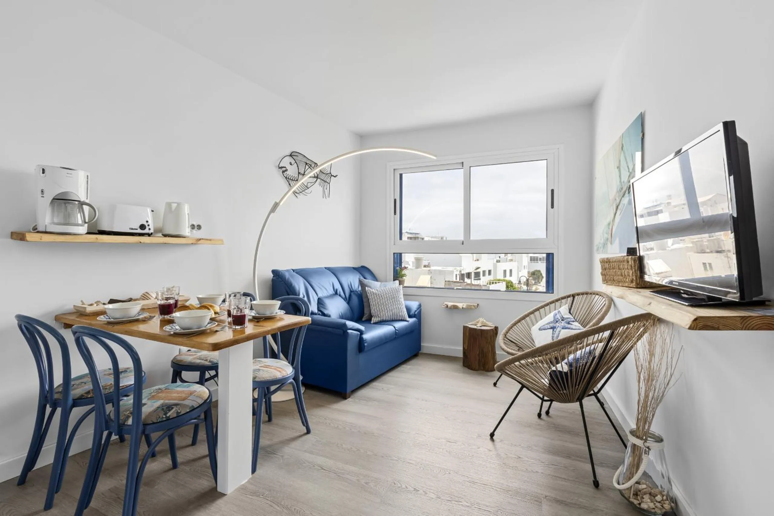 Dining area in Casa Azul by Escape Home