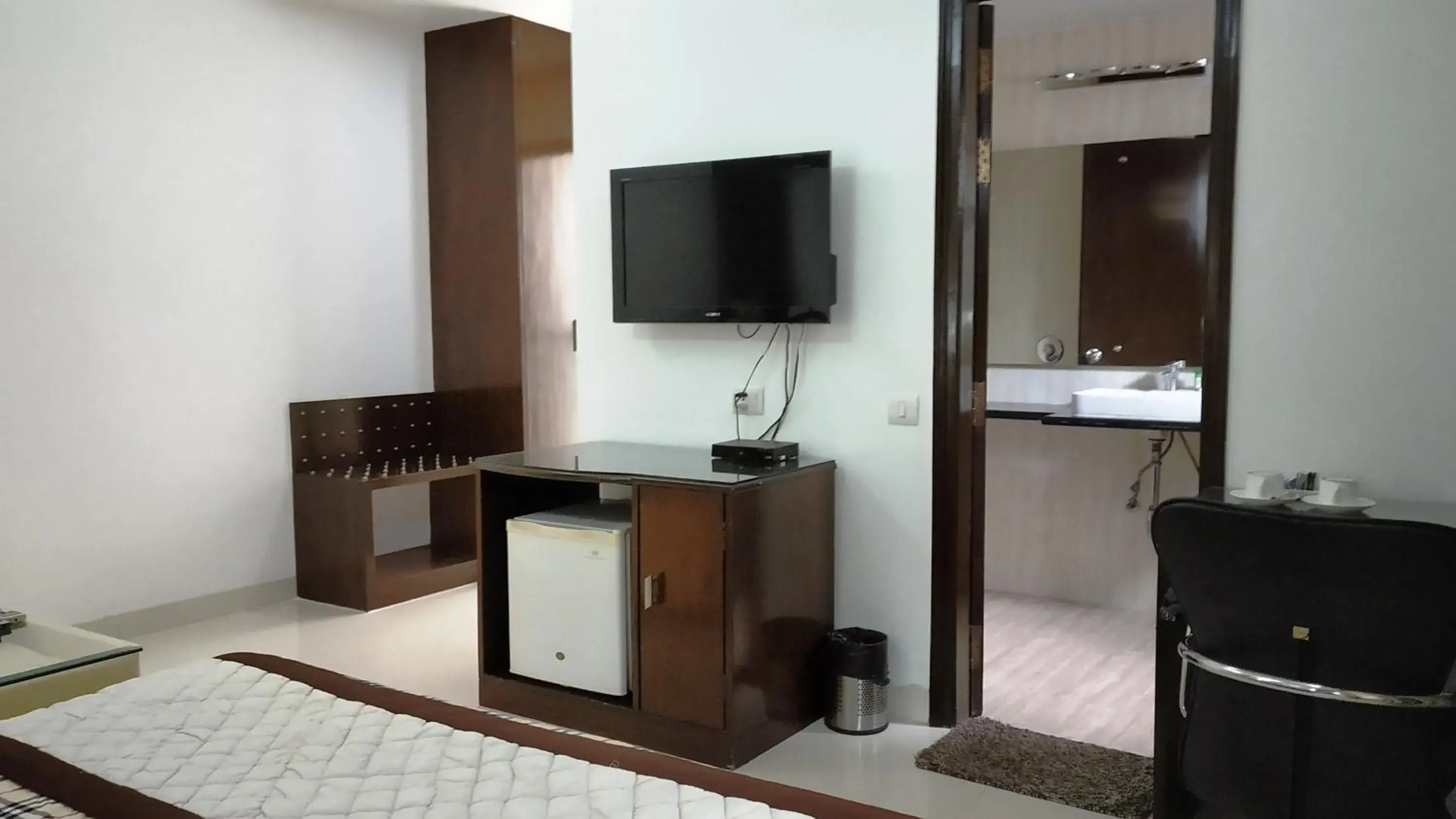 TV and multimedia, TV/Entertainment Center in Sohi Residency