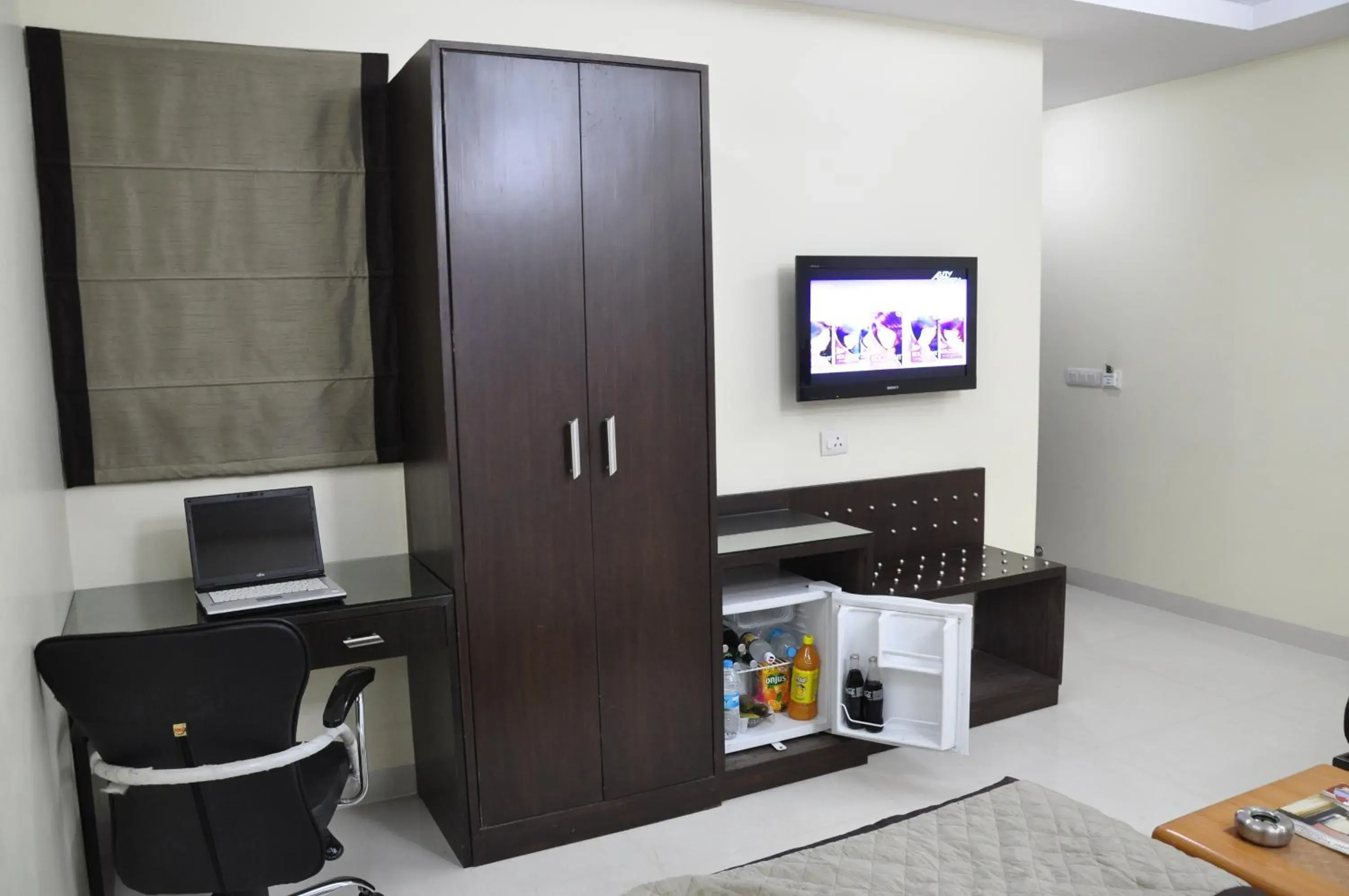 Drinks, TV/Entertainment Center in Sohi Residency