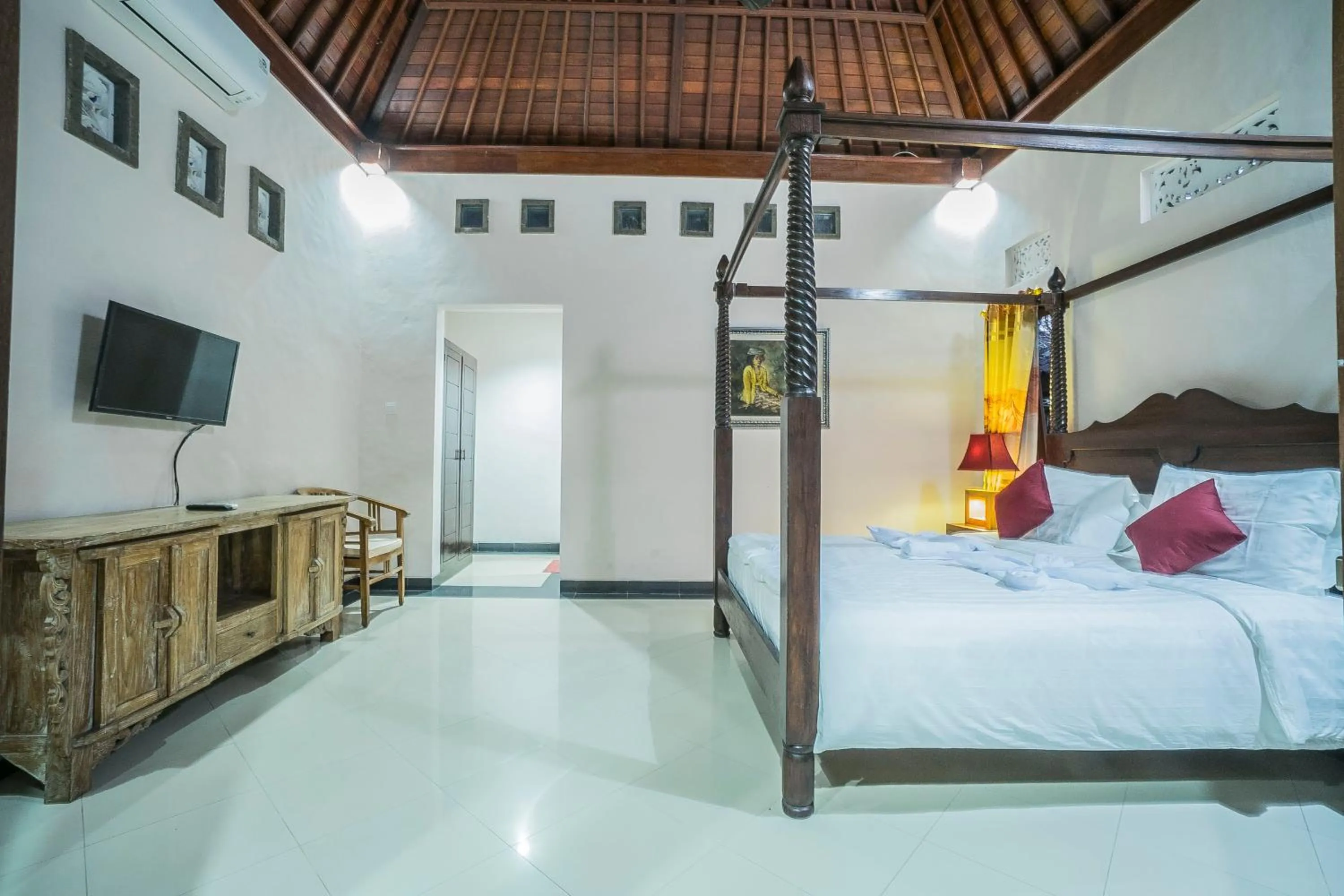 Photo of the whole room, Bed in Jero Griya Ubud