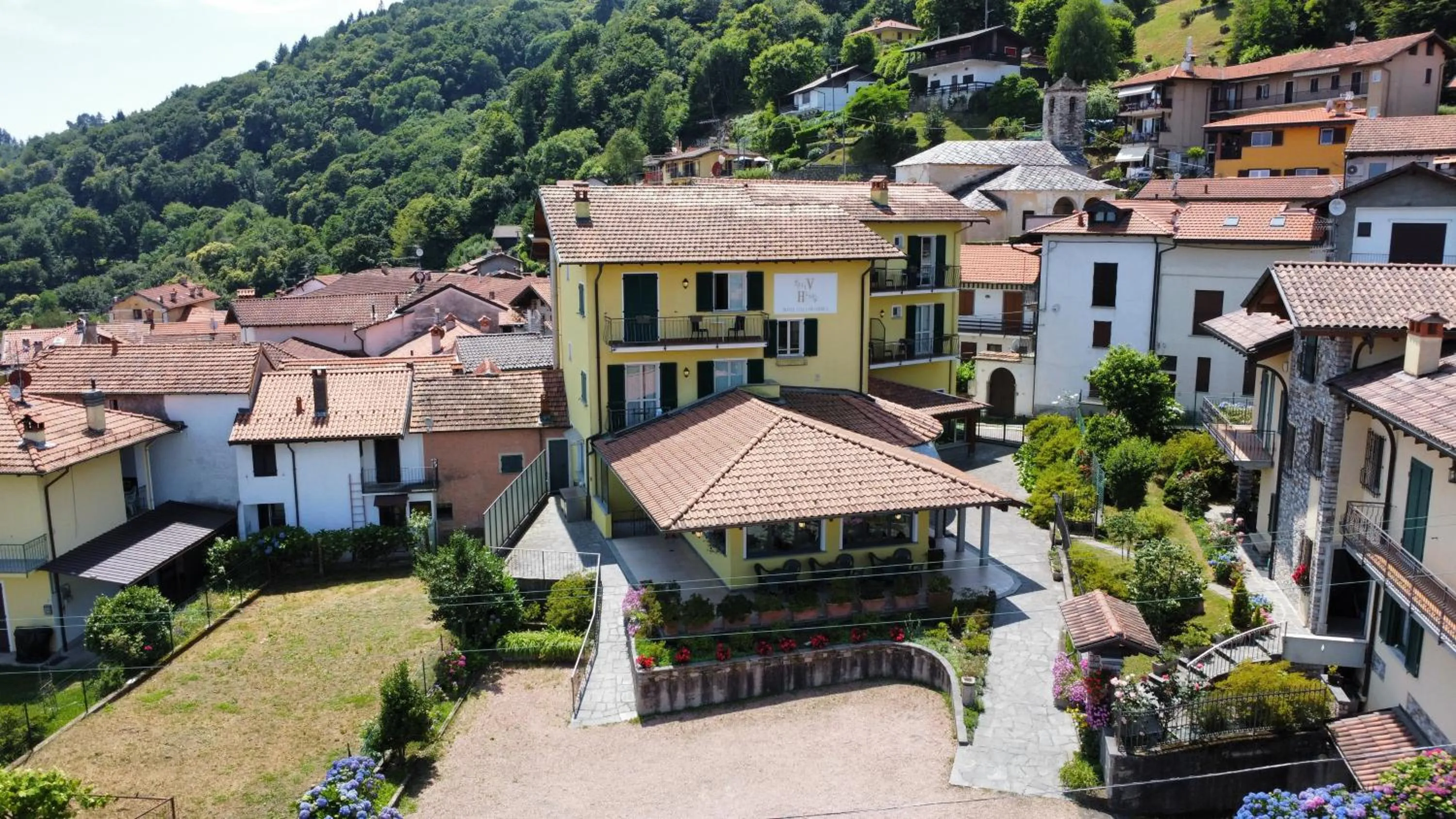Property building in Hotel BB Villa Orchidea