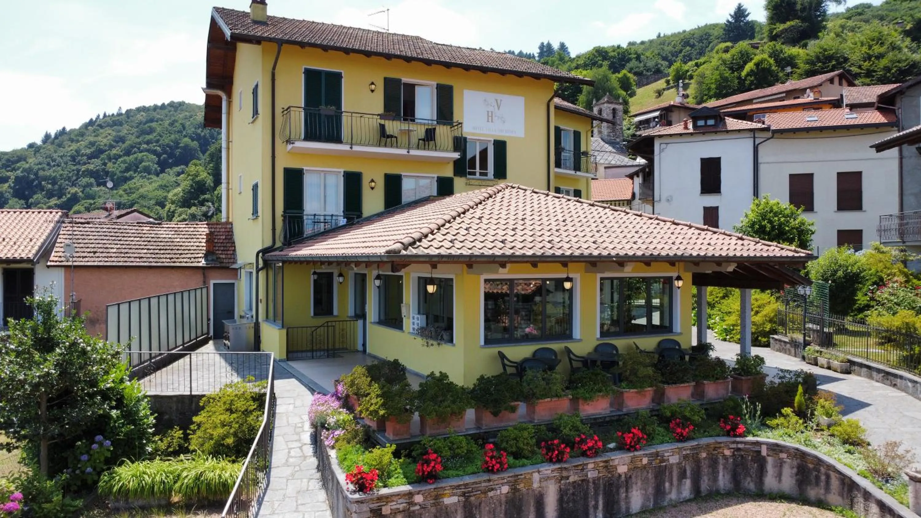 Property building in Hotel BB Villa Orchidea