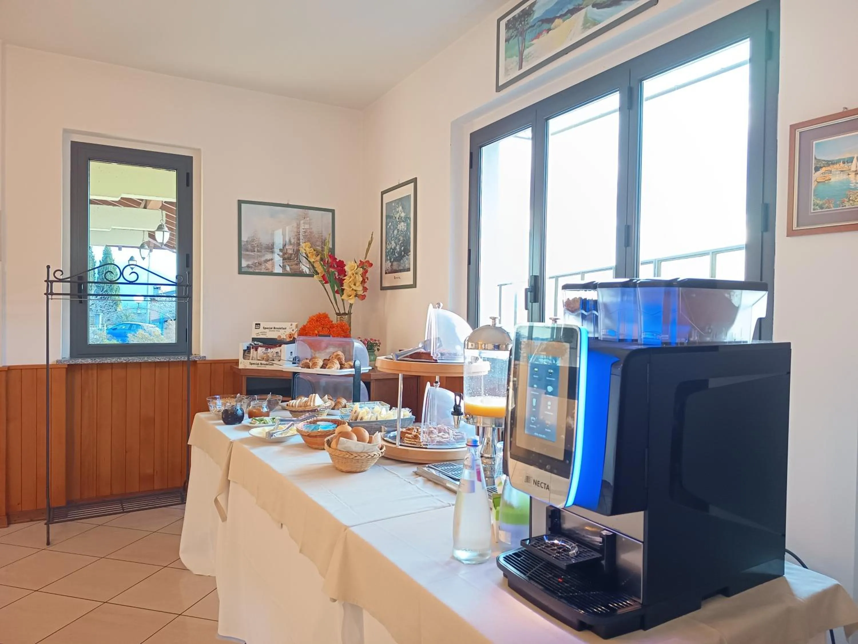 Food and drinks in Hotel BB Villa Orchidea