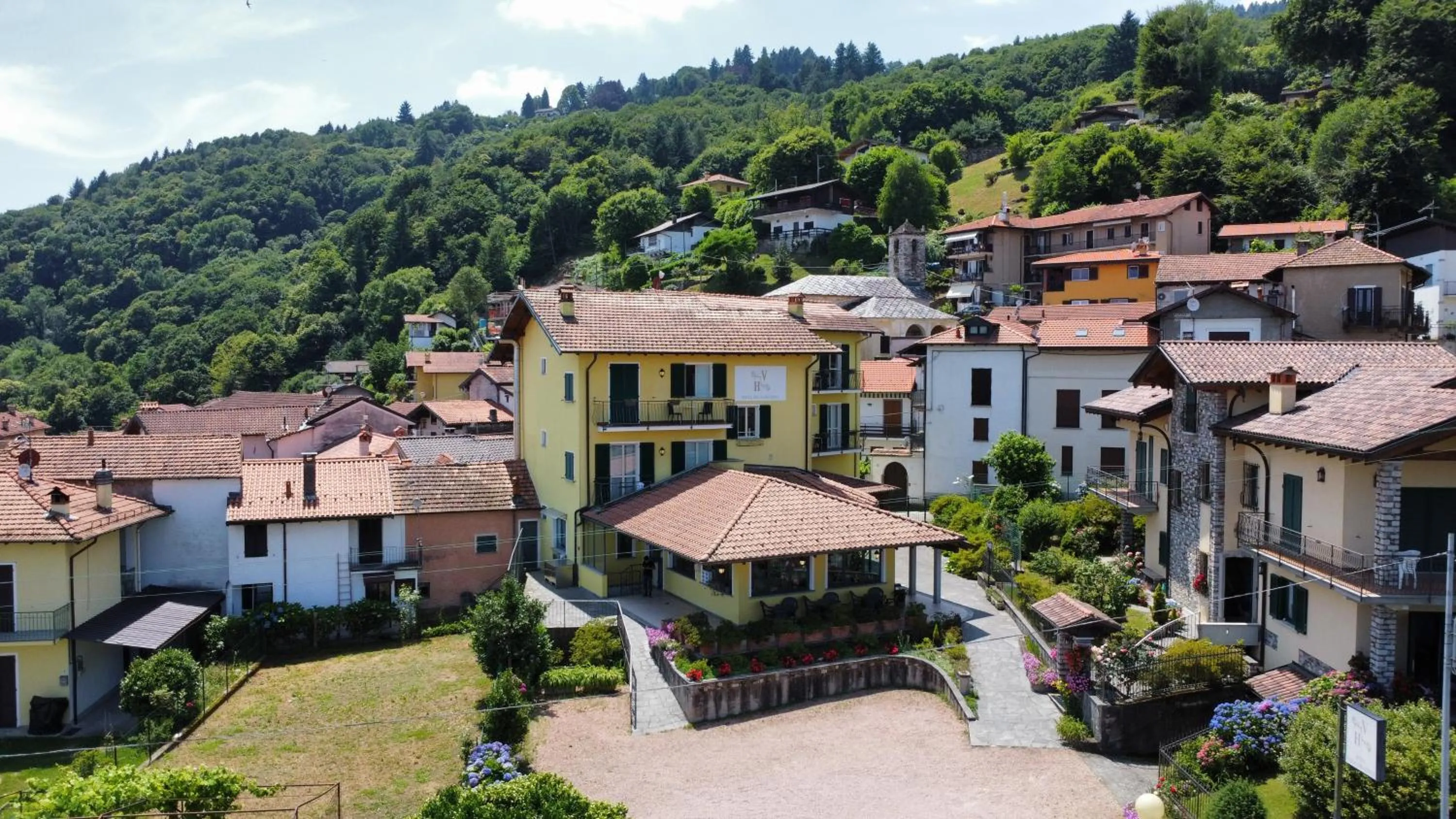 Property building in Hotel BB Villa Orchidea