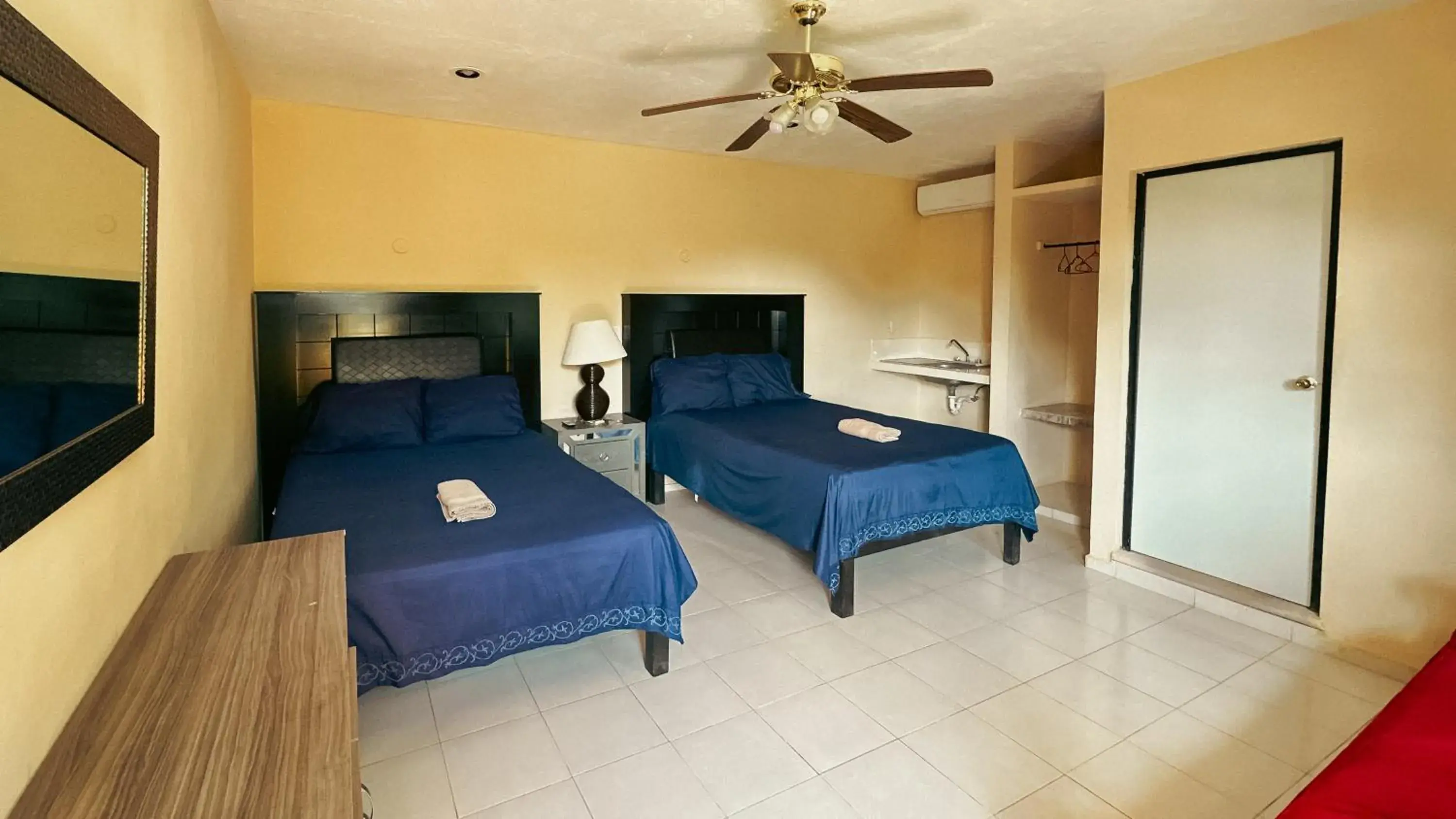 Standard Double Room with Two Double Beds in Casa Daniels Guesthouse Standard Double Room with Two Double Beds in Casa Daniels Guesthouse