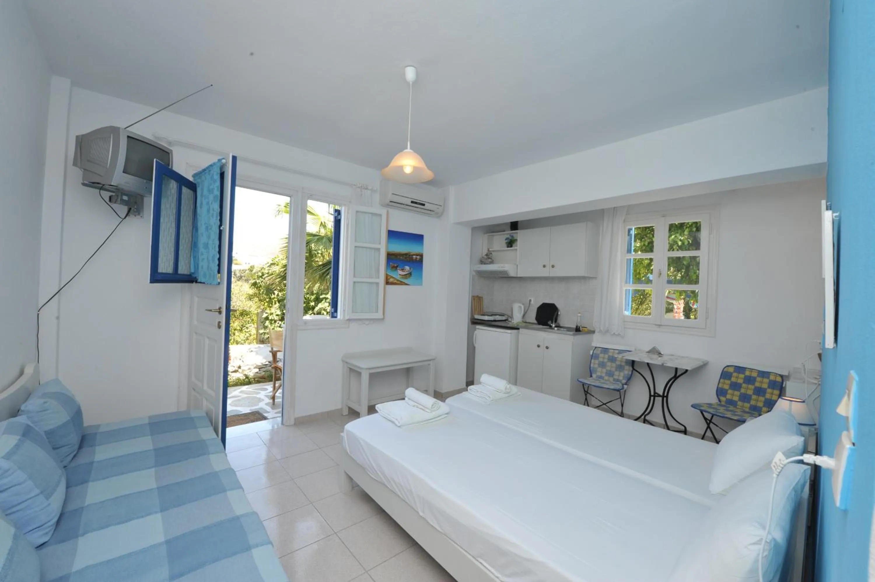 Photo of the whole room, Bed in Pension Sofia Amorgos-Katapola