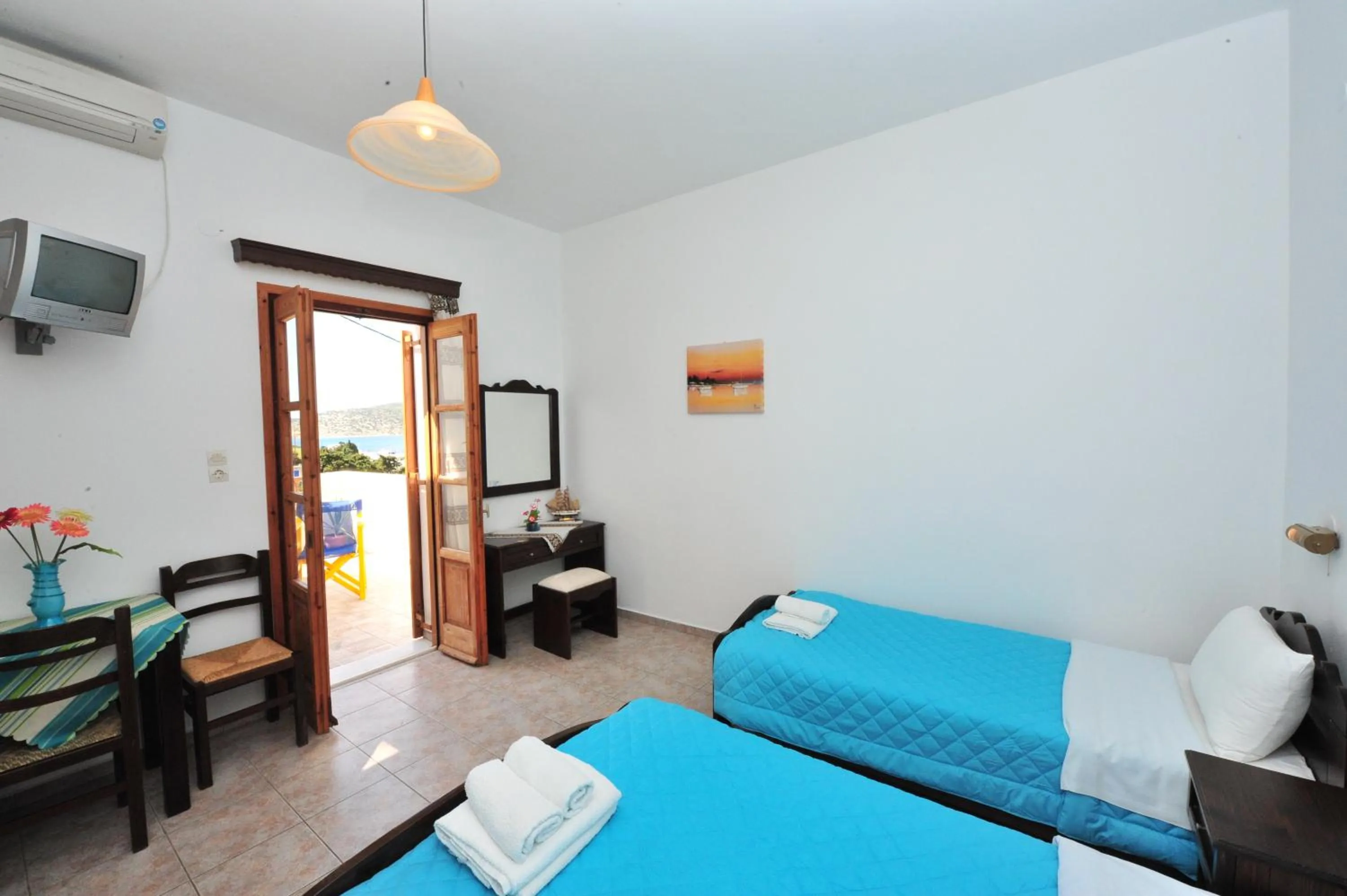 Photo of the whole room, Bed in Pension Sofia Amorgos-Katapola
