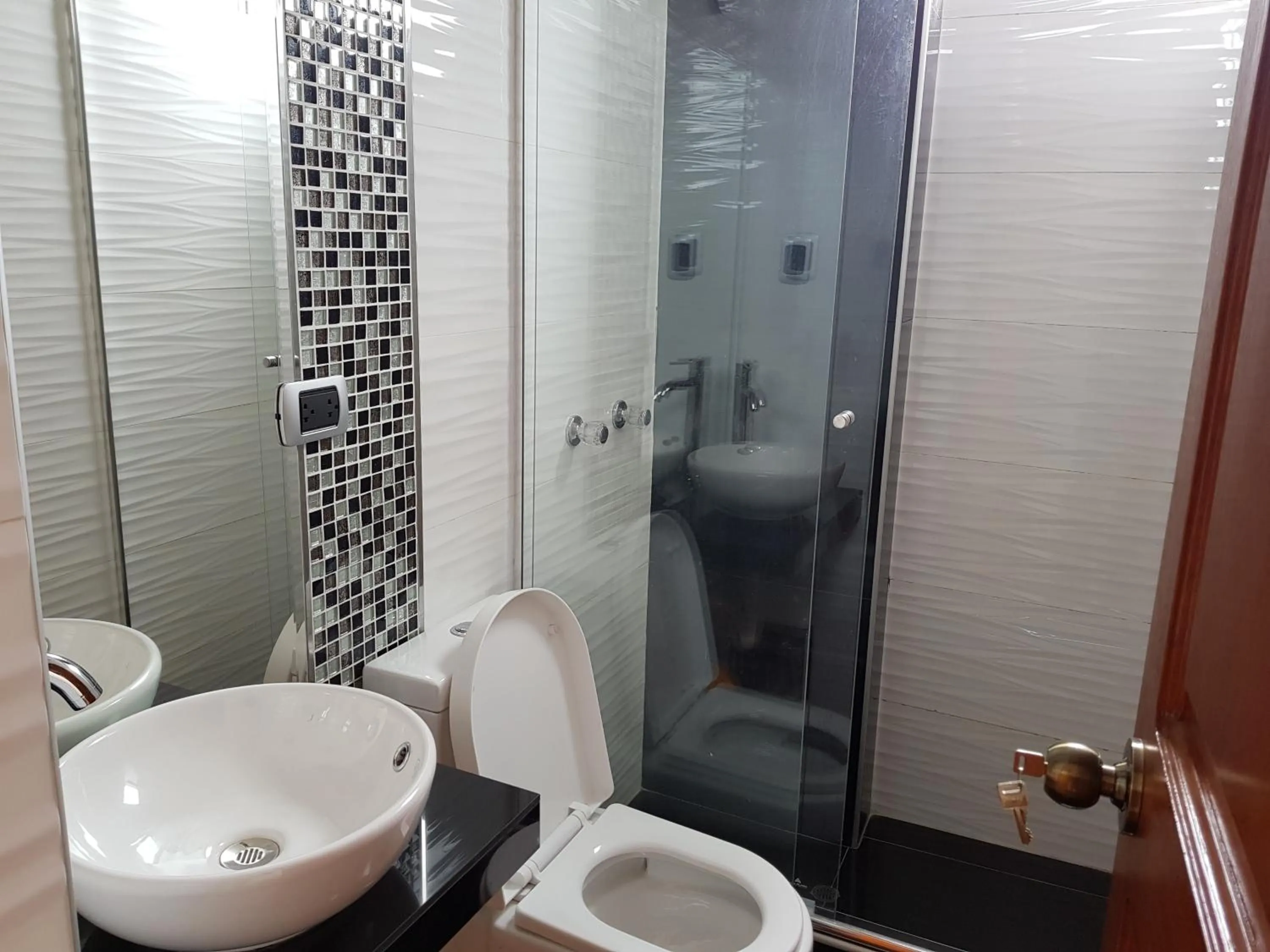 Shower in Hotel Don Bartolo