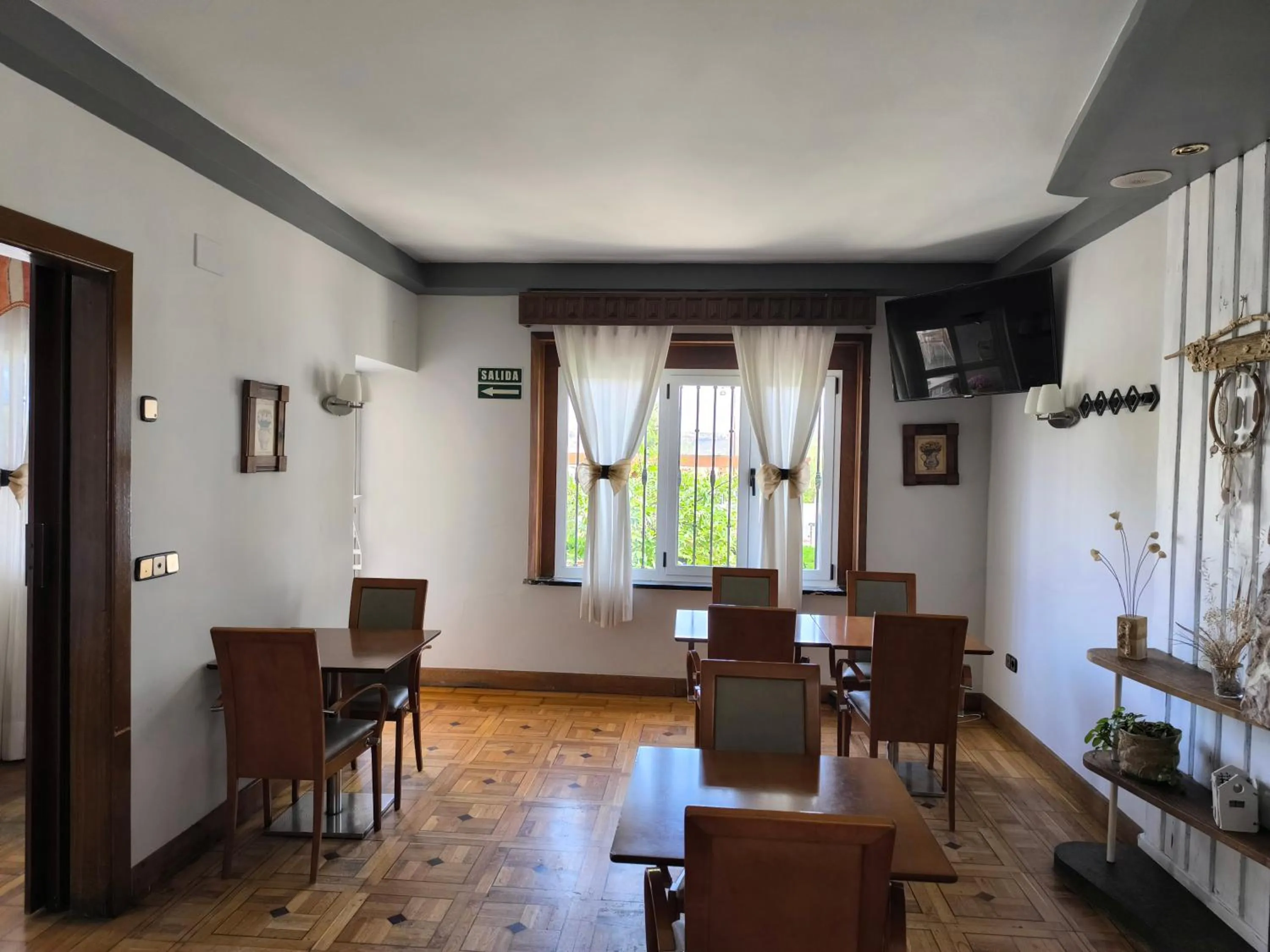 Restaurant/places to eat in Hotel Santa Barbara