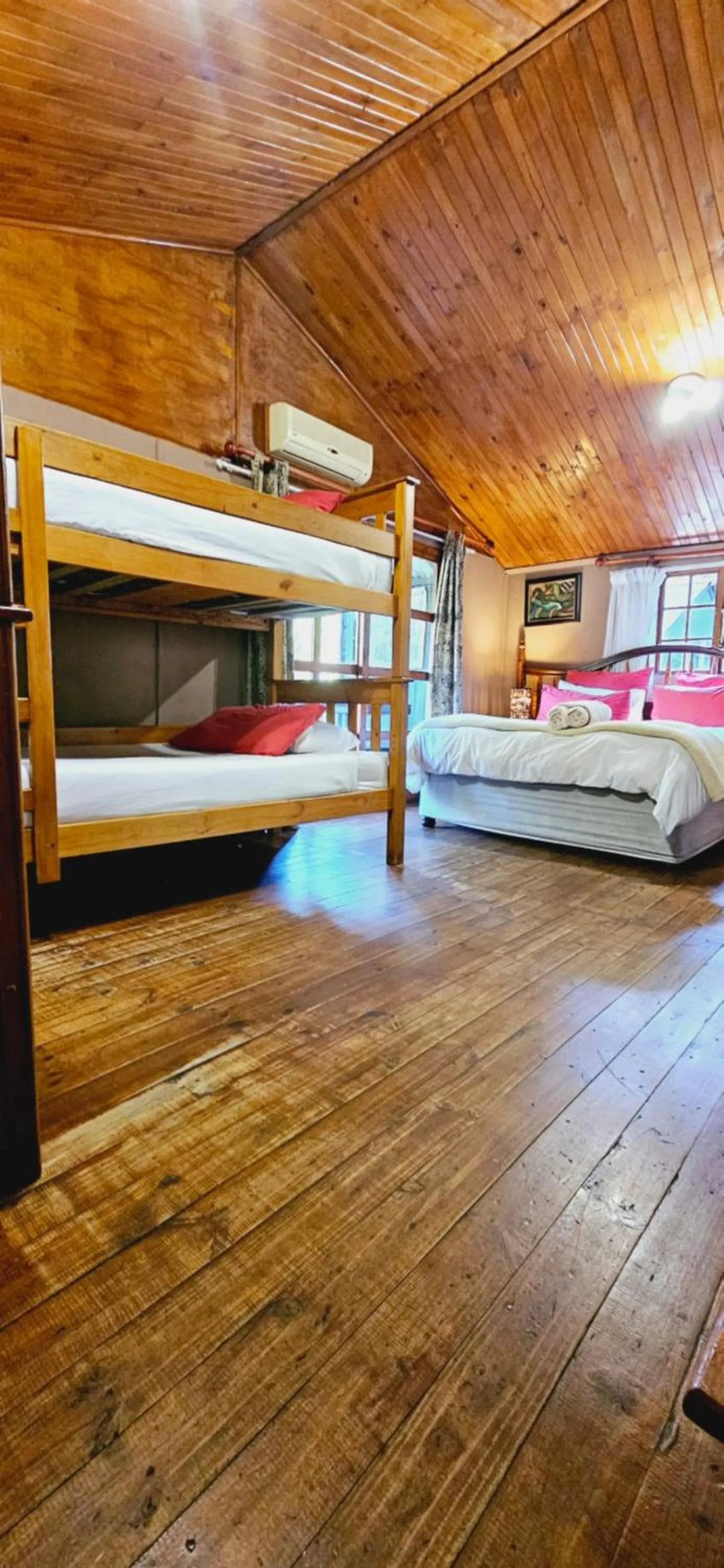 room service, Bed in Old Vic Travellers Inn Nelspruit