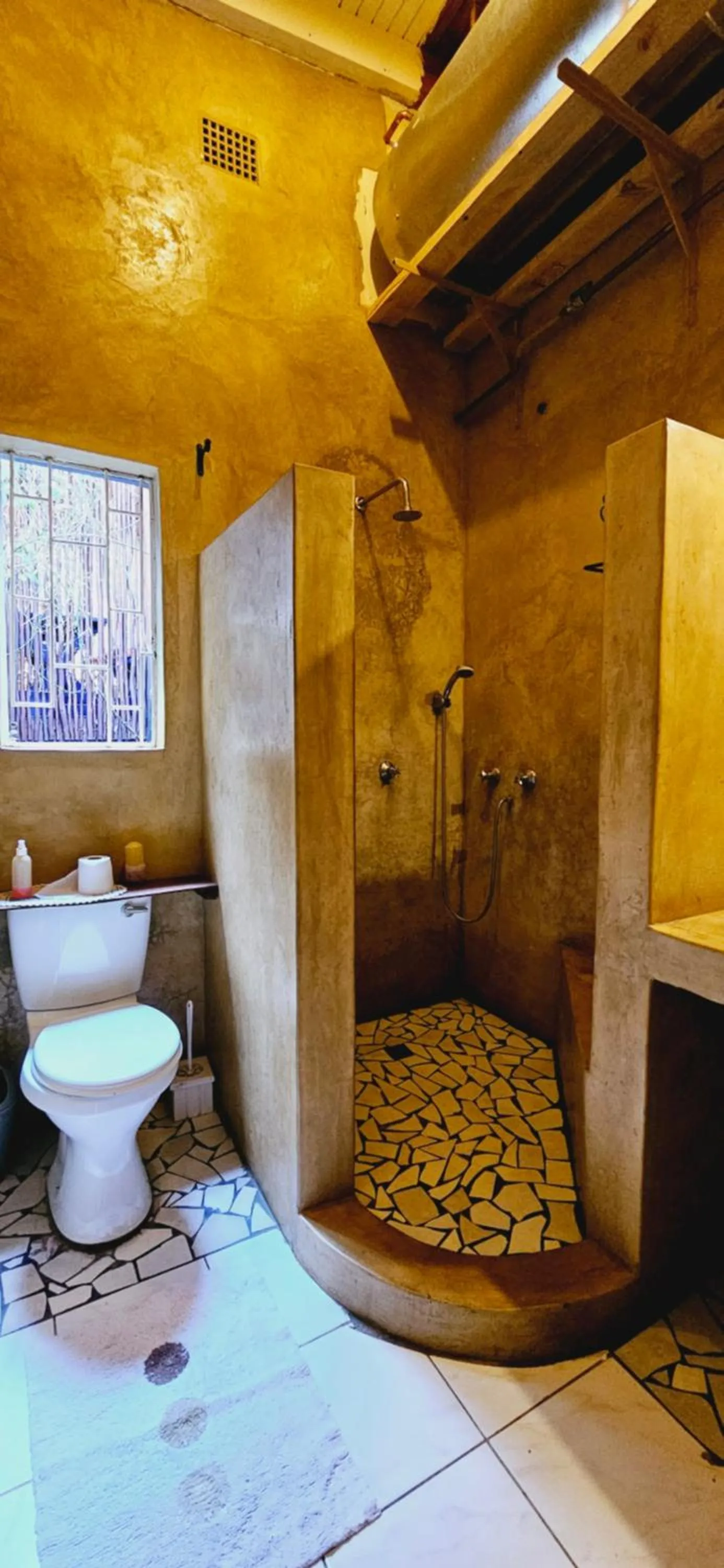 Bathroom in Old Vic Travellers Inn Nelspruit