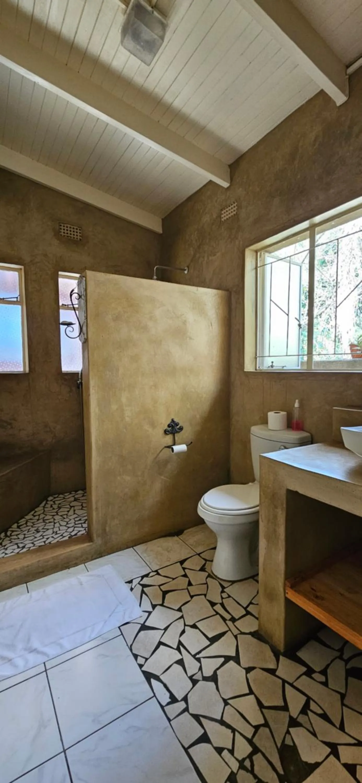 Toilet in Old Vic Travellers Inn Nelspruit