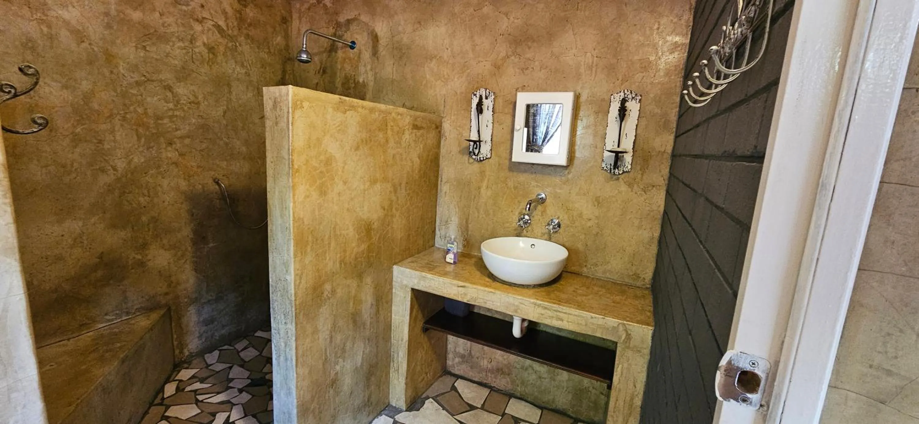 Bathroom in Old Vic Travellers Inn Nelspruit