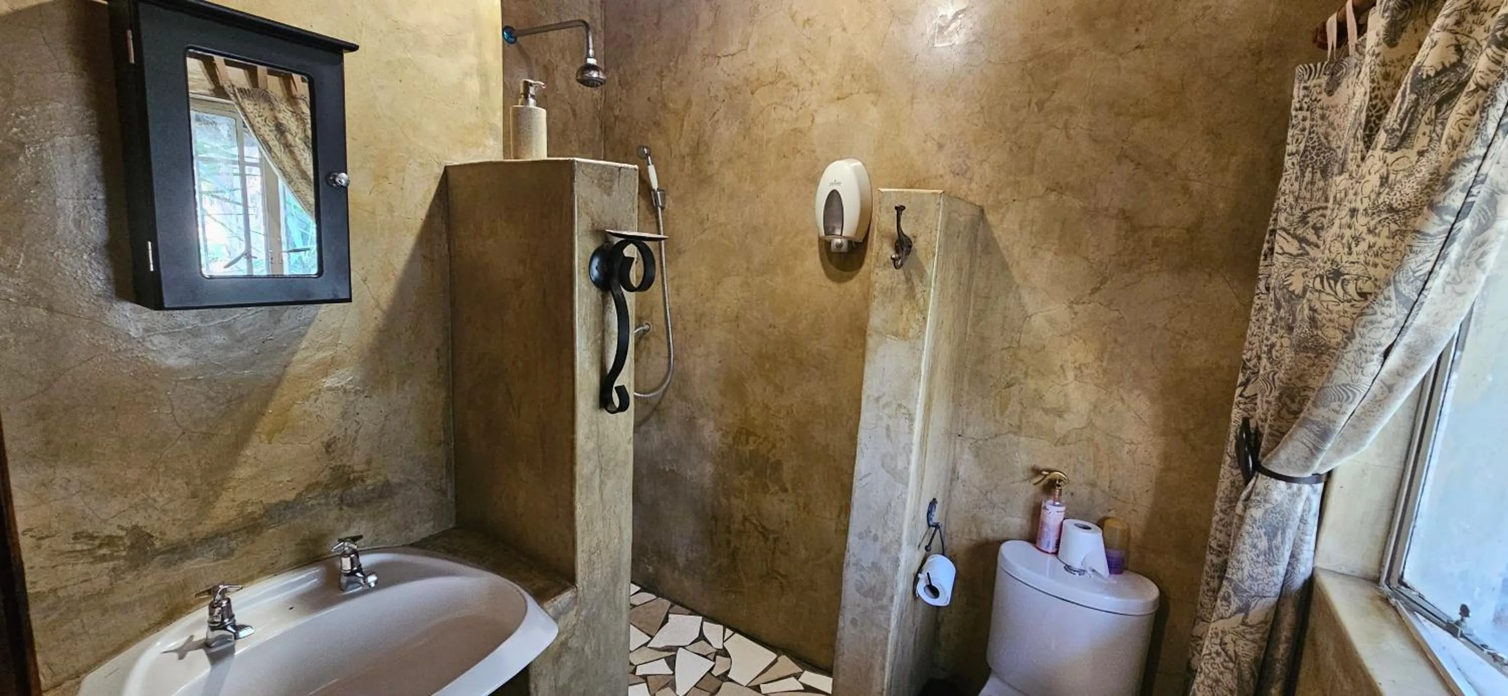 Bathroom in Old Vic Travellers Inn Nelspruit
