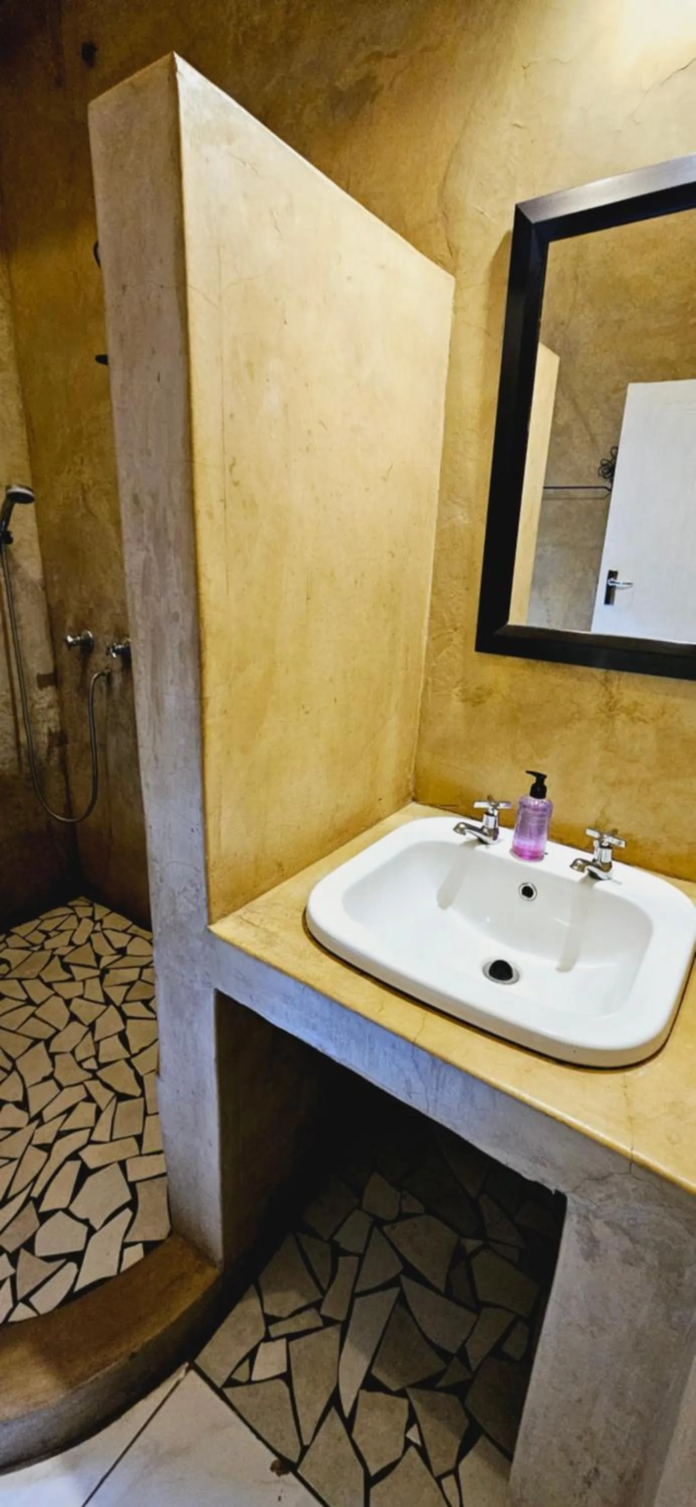Bathroom in Old Vic Travellers Inn Nelspruit