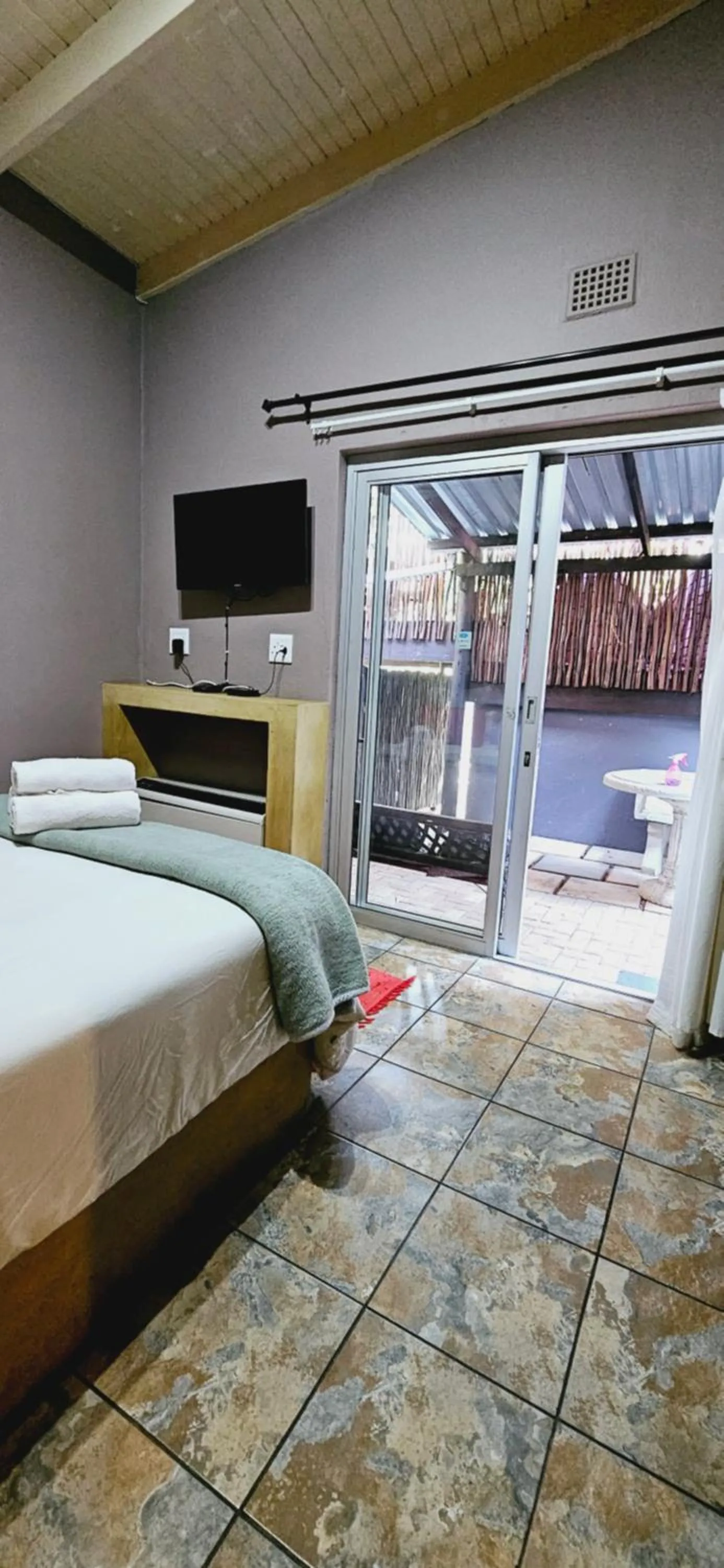 Bed in Old Vic Travellers Inn Nelspruit