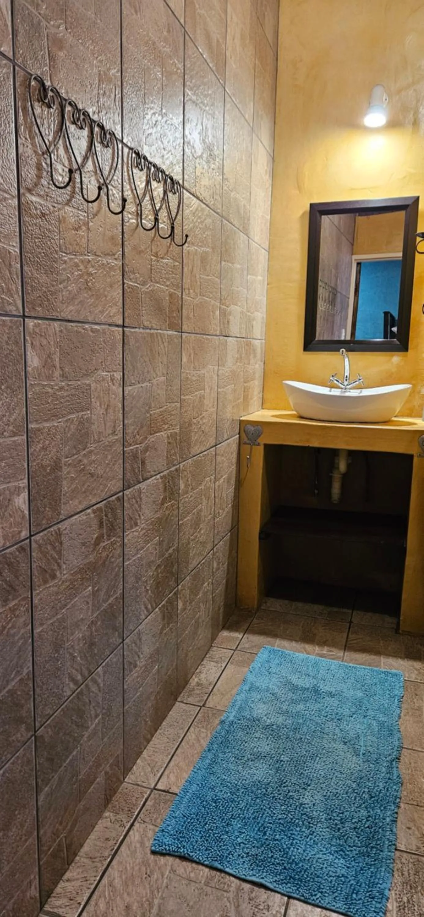Bathroom in Old Vic Travellers Inn Nelspruit