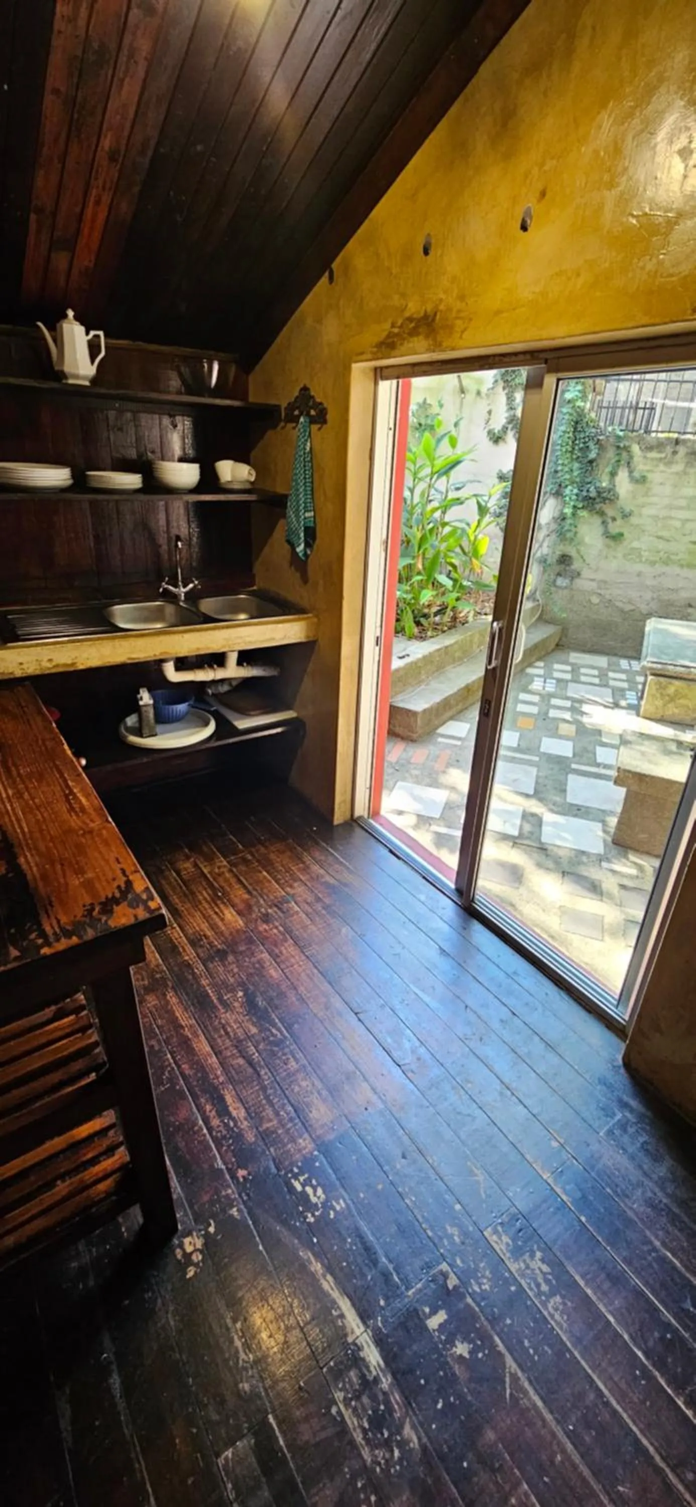 kitchen in Old Vic Travellers Inn Nelspruit