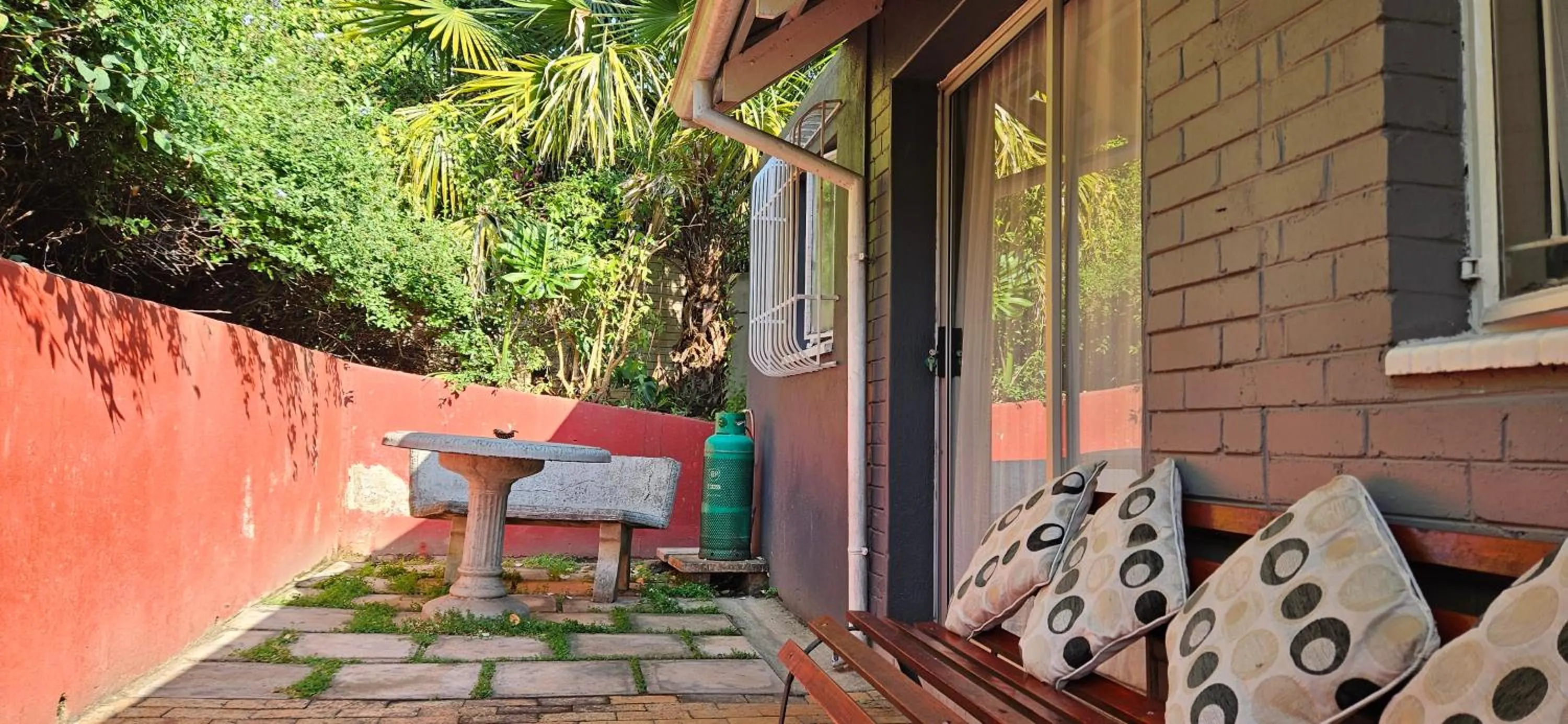 Property building in Old Vic Travellers Inn Nelspruit