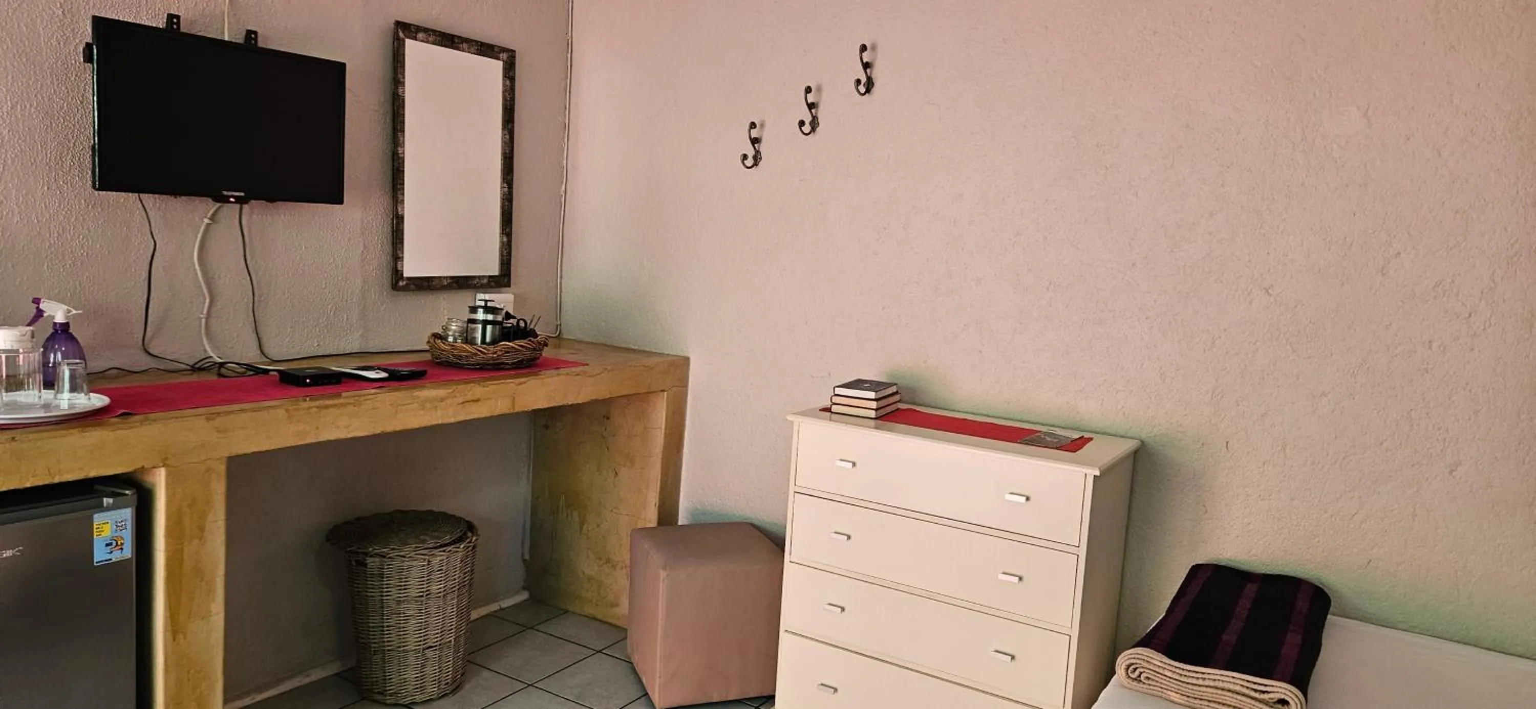 Living room in Old Vic Travellers Inn Nelspruit