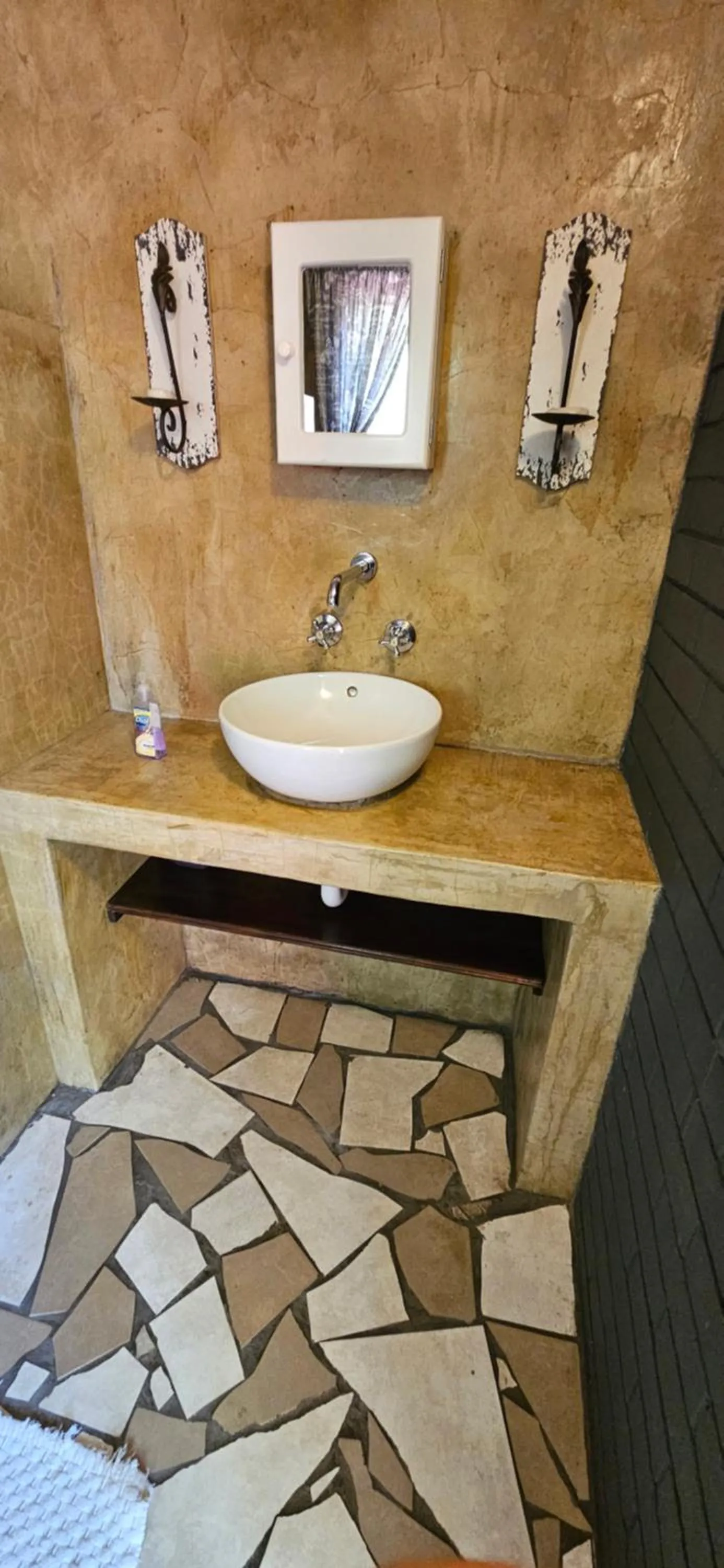 Bathroom in Old Vic Travellers Inn Nelspruit