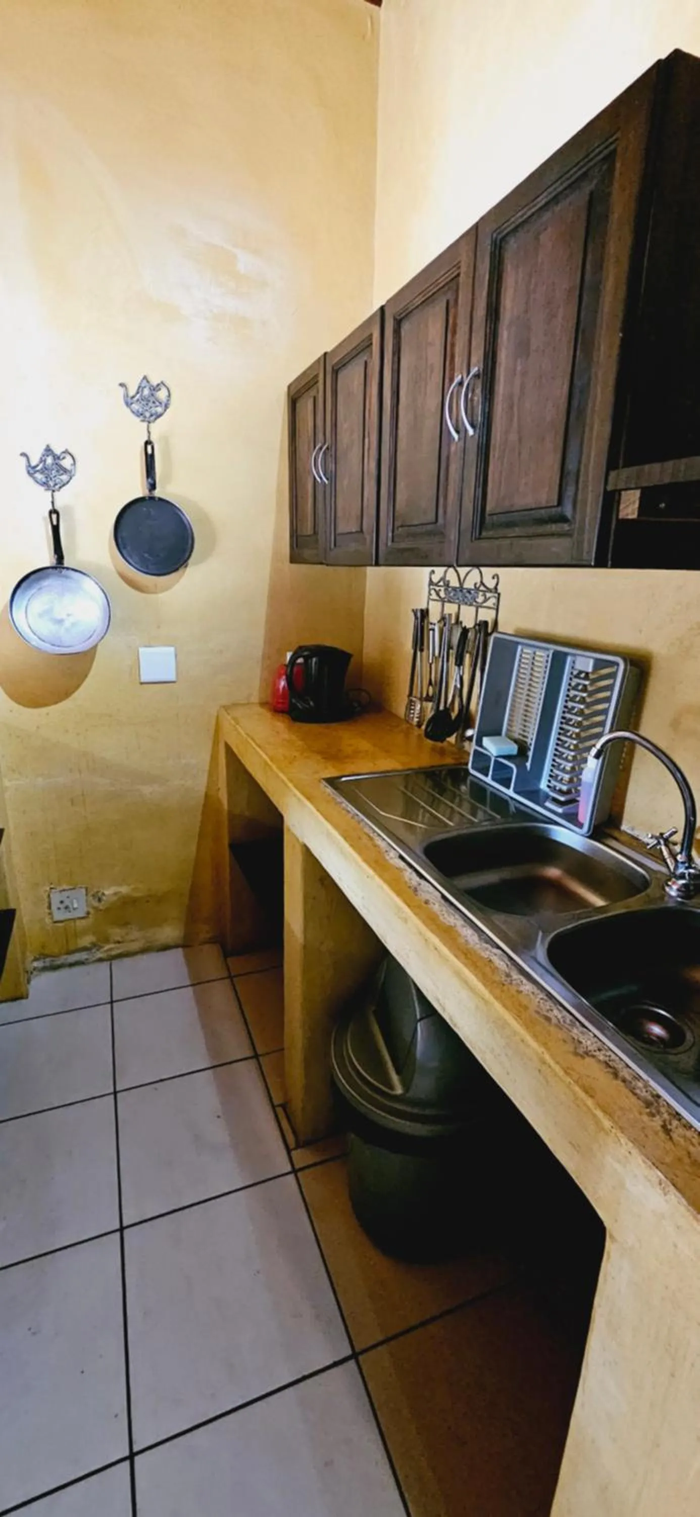 kitchen in Old Vic Travellers Inn Nelspruit