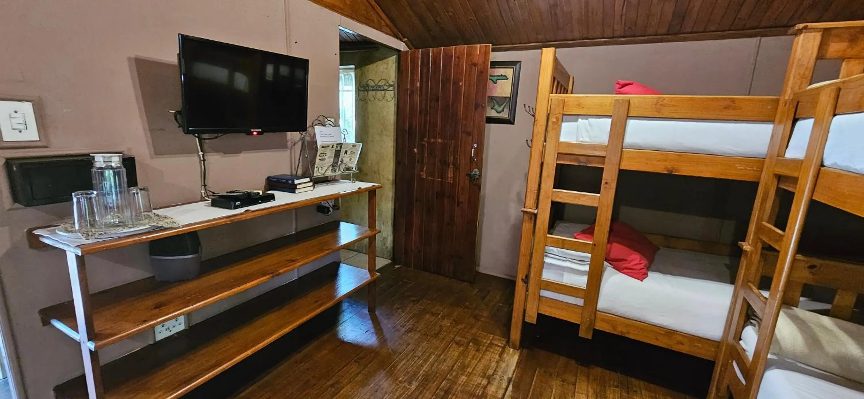 Living room, Bed in Old Vic Travellers Inn Nelspruit