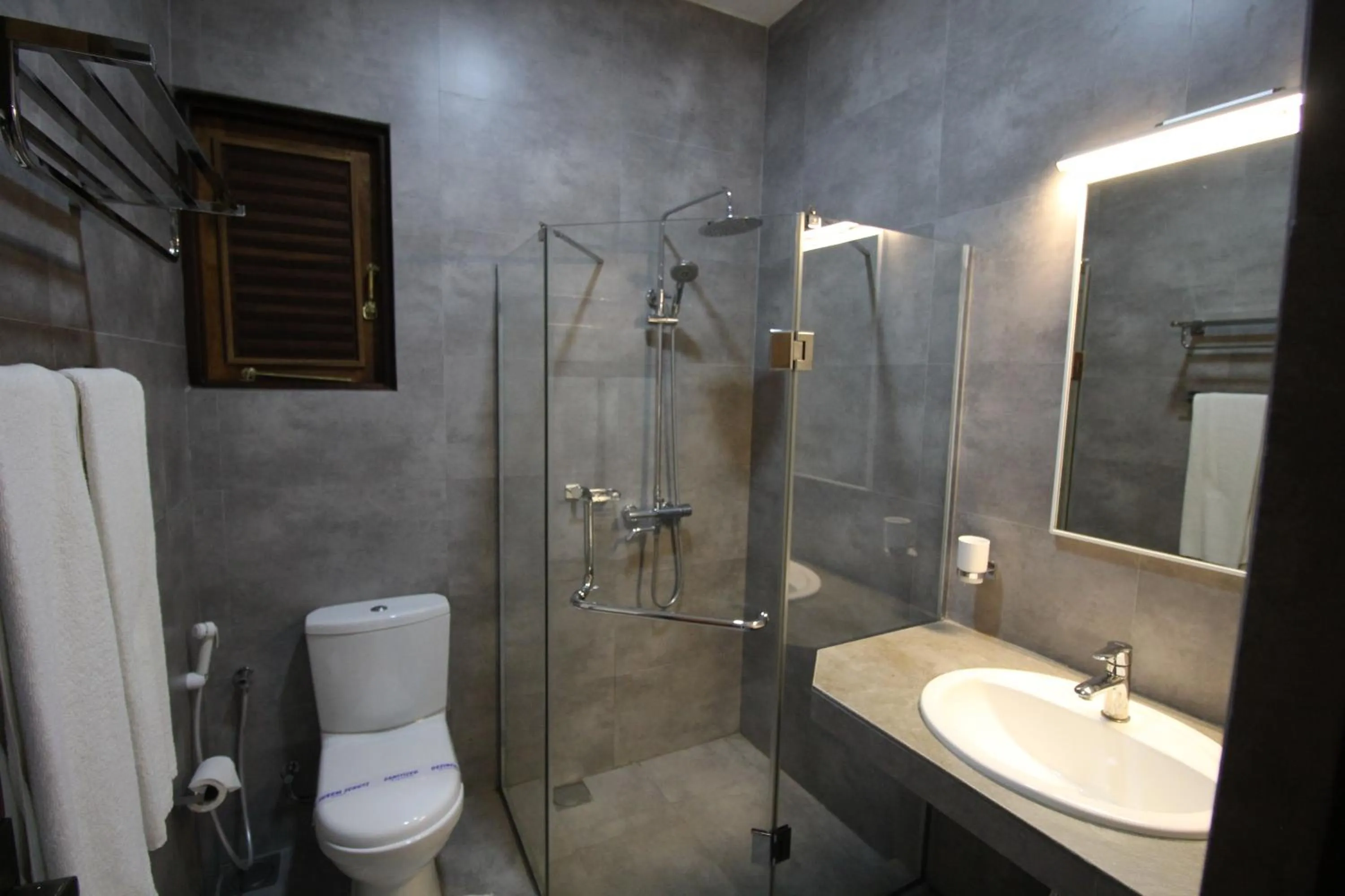 Shower in Serenity Tissa