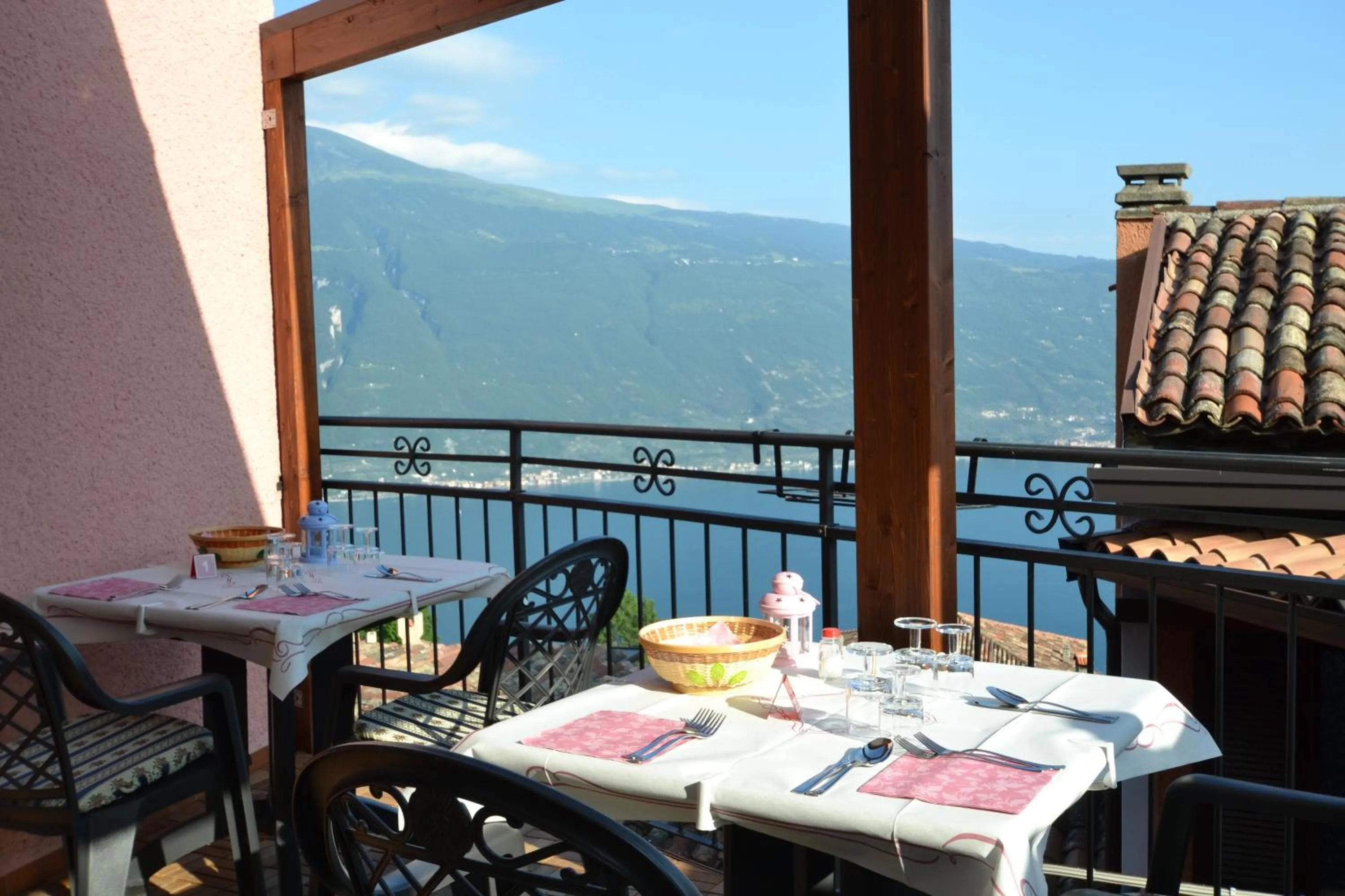 Restaurant/places to eat in Hotel Castello