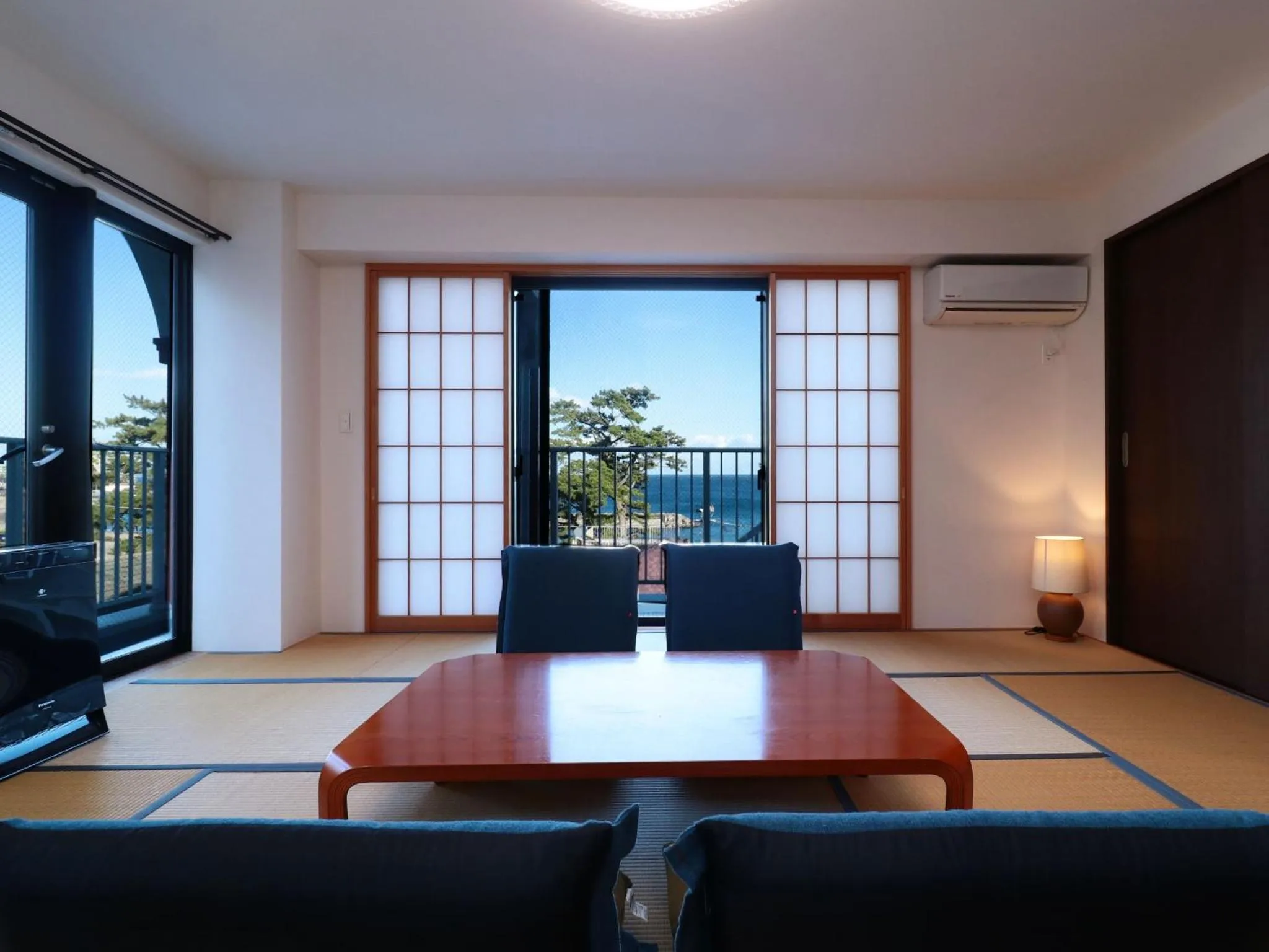 Photo of the whole room in Izu Kansya